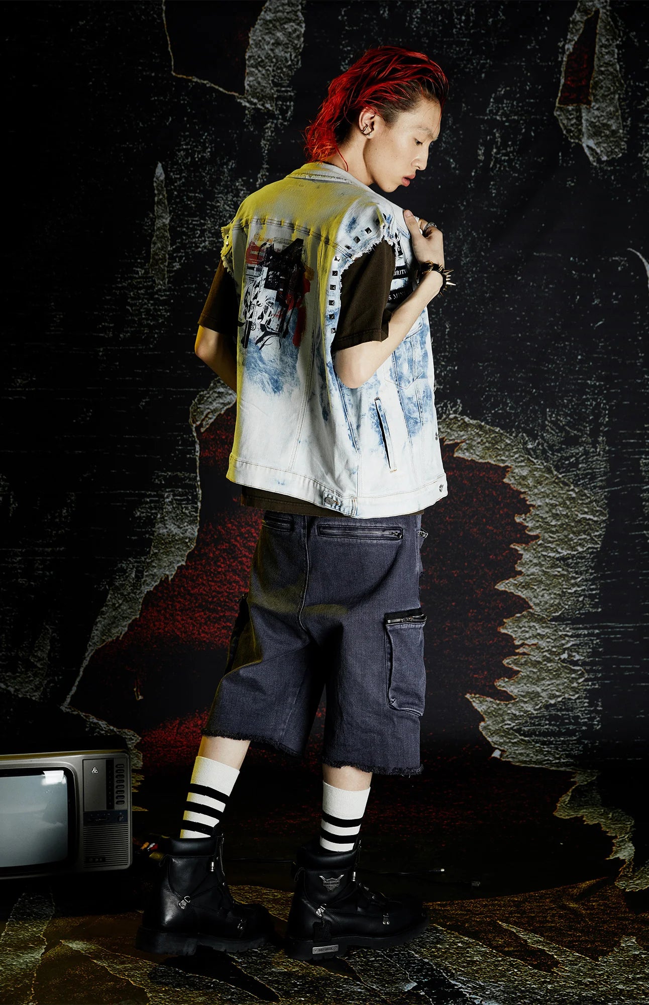 VENTUREK Washed Patch Studded Raw-Edge Shorts