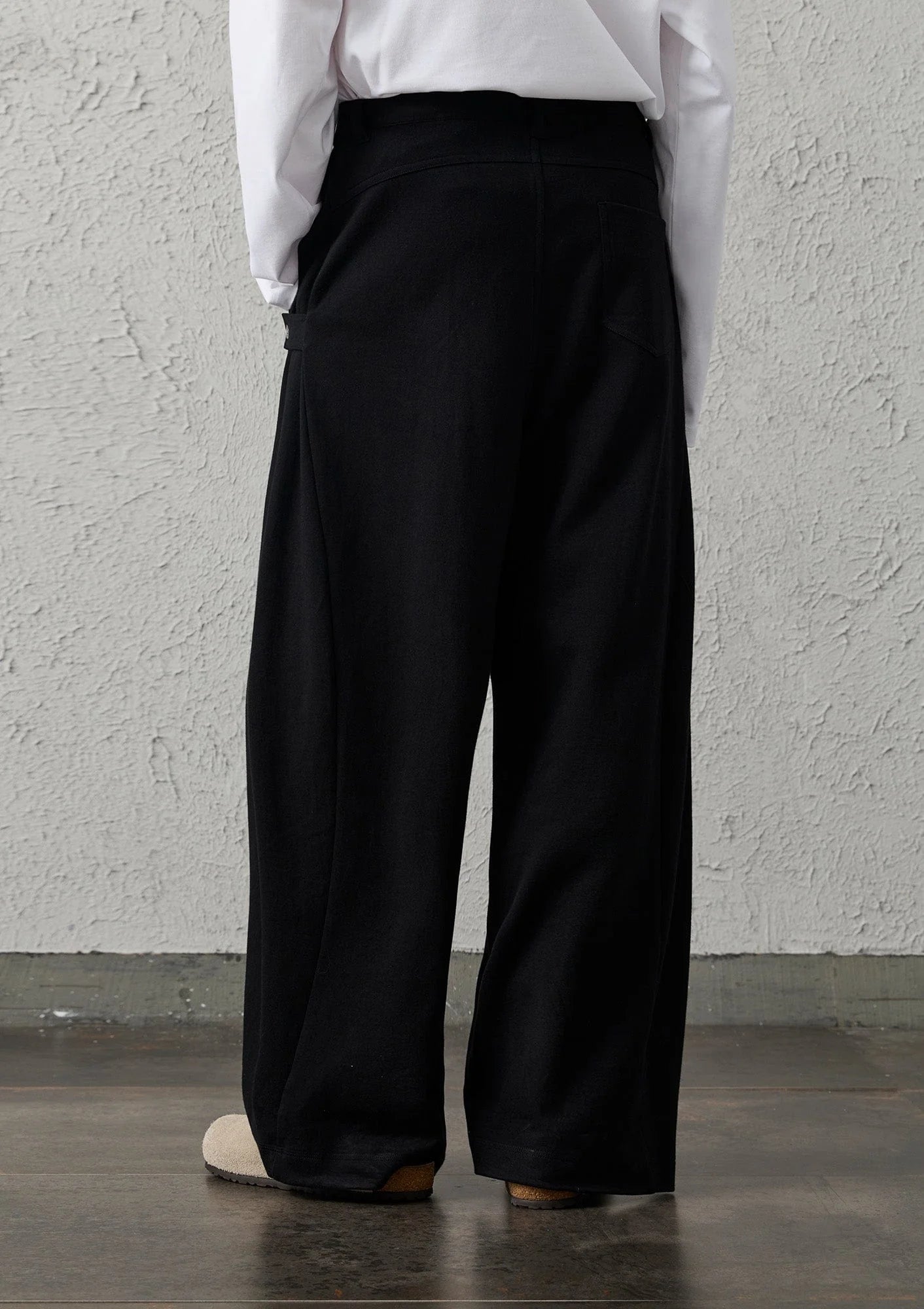 ORGANIC EMOTION Pleat Seam Curved Pants