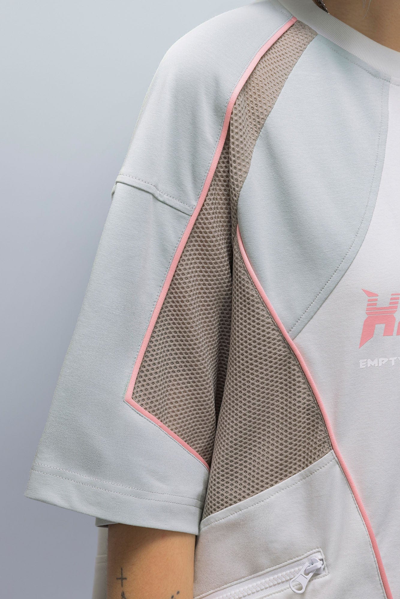 XIPHEVIL Contrast Paneled Mesh Zip-Pocket Raglan T-Shirt Ice