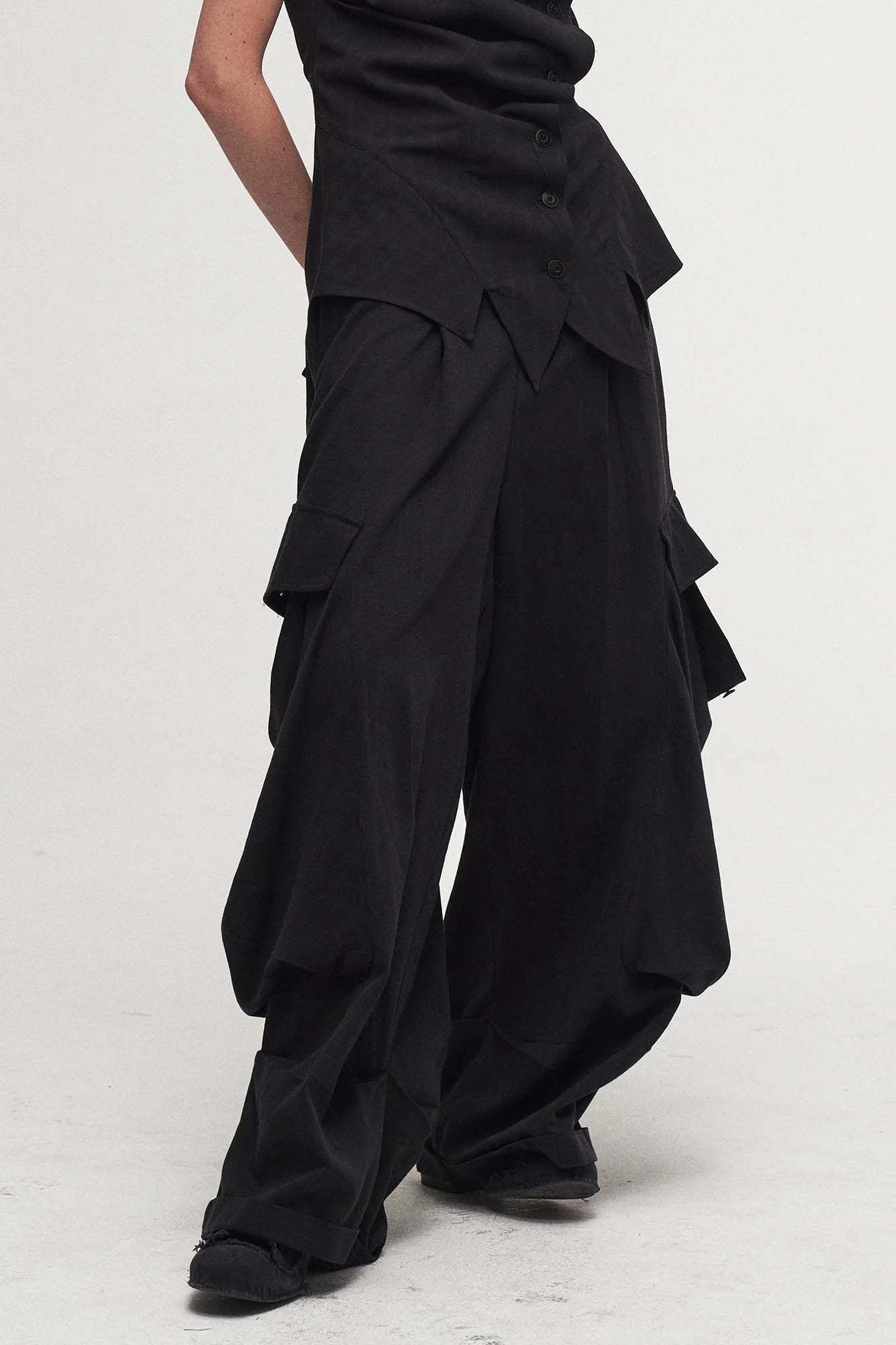 ILNya Nieternite Nifutur Draped Big-Pocket Wide-Leg Cargo Pants