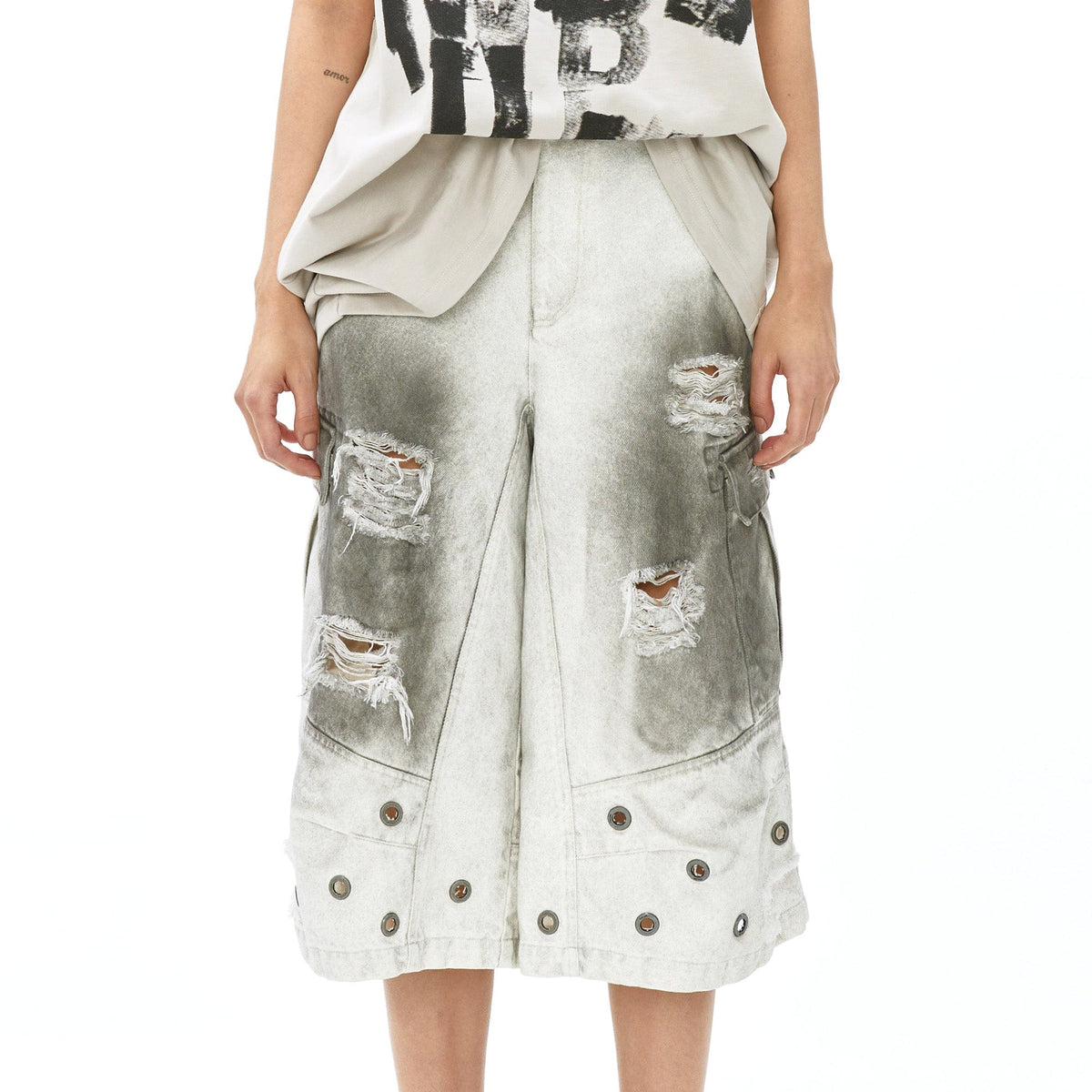 VANN VALRENCE Distressed Gradient Grommet Capris Shorts