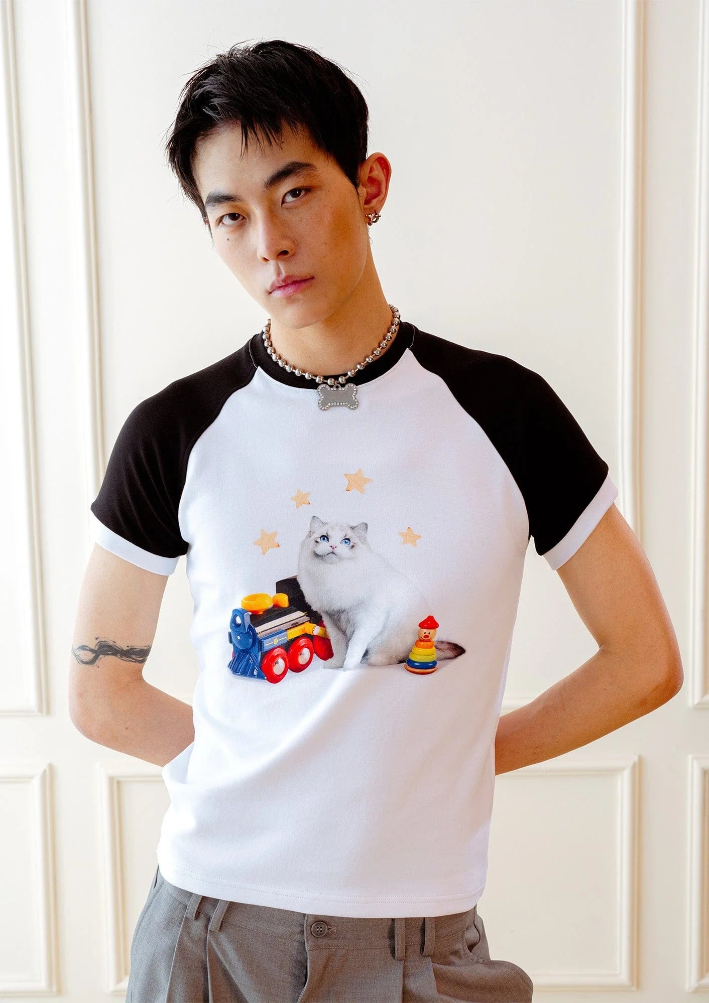 KADAKADA Essential Contrast Raglan Kitty Graphic T-Shirt