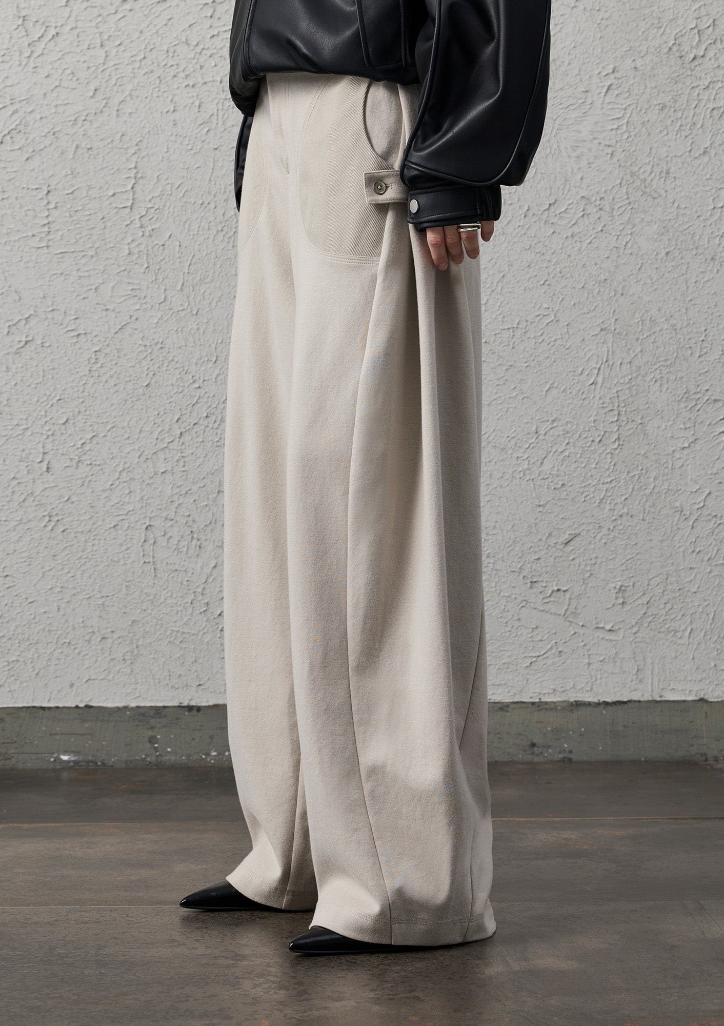 ORGANIC EMOTION Pleat Seam Curved Pants