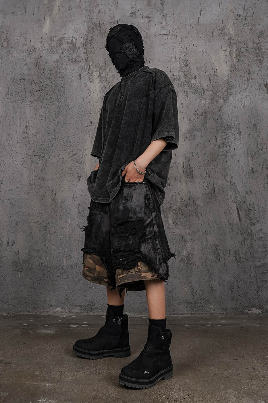 UNDERWATER Double-Layered Ripped Camo Shorts Black