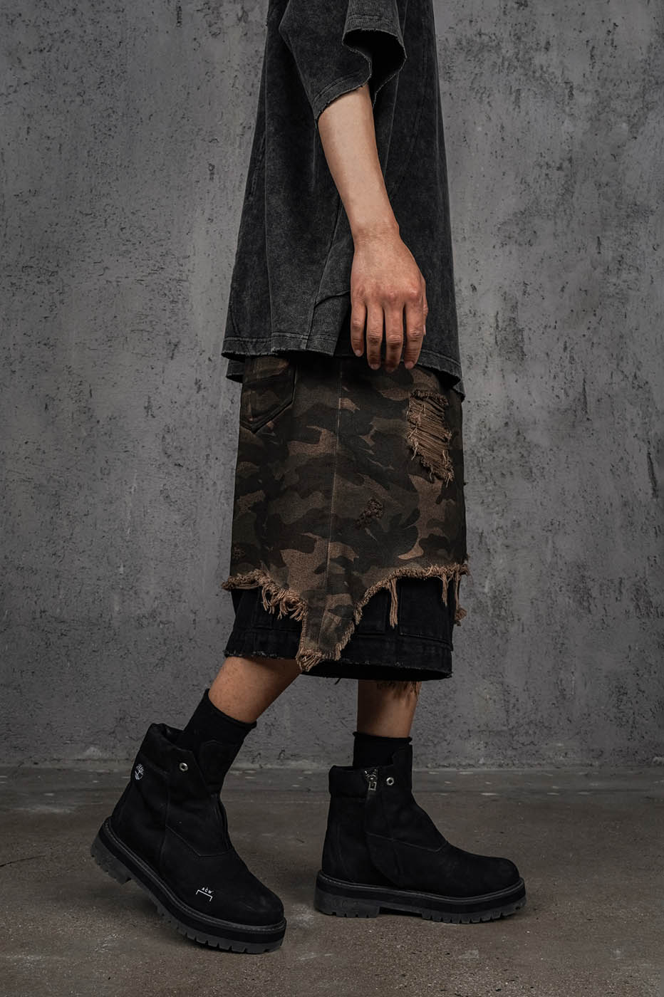 UNDERWATER Double-Layered Ripped Black Shorts Camo