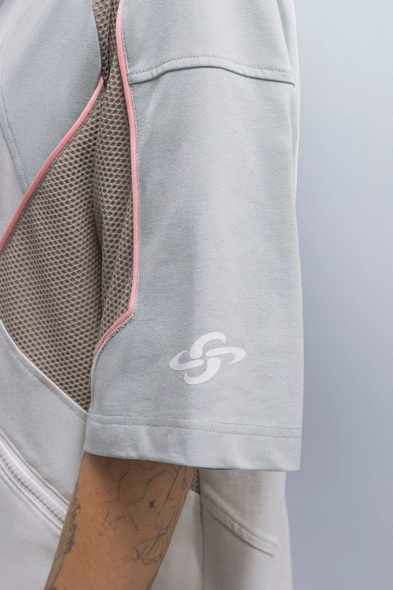 XIPHEVIL Contrast Paneled Mesh Zip-Pocket Raglan T-Shirt Ice