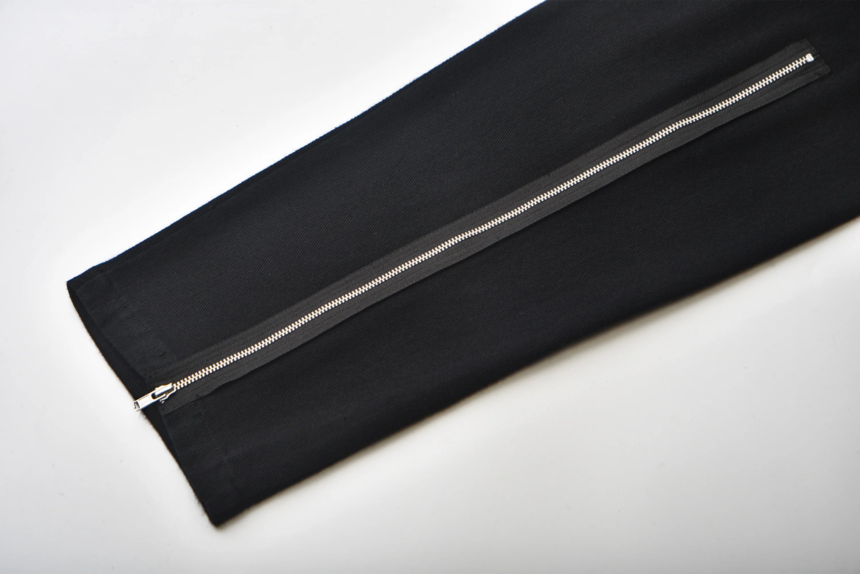 VENTUREK Distressed Zippered-Hem Slogan Slim Pants