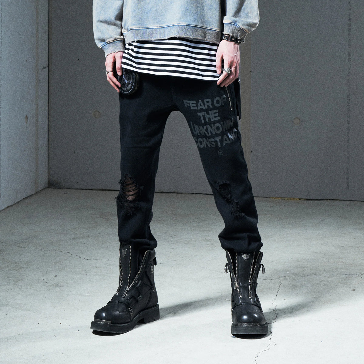 VENTUREK Distressed Zippered-Hem Slogan Slim Pants