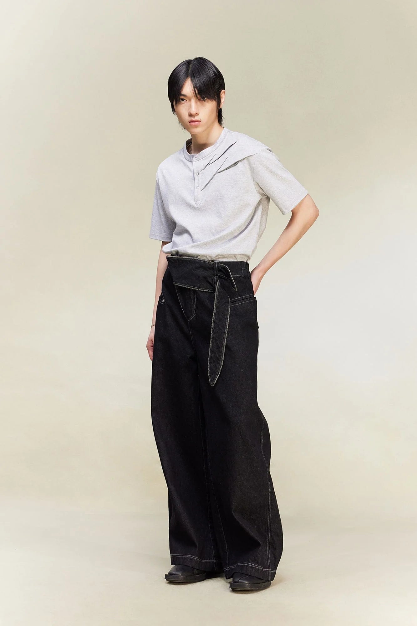 ALVNG AR ANTS Slash Pleated Shoulder Spliced Henley T-Shirt