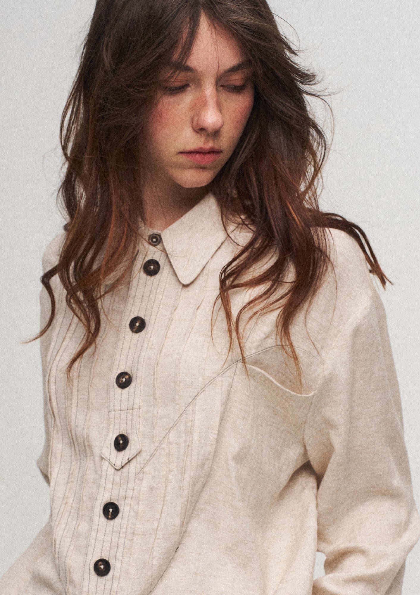 ILNya Nieternite Nifutur Shield Panel Pleated Cotton-Linen Shirt