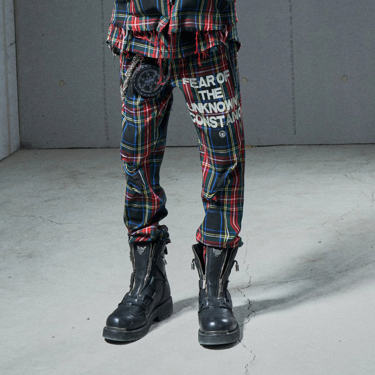 VENTUREK Distressed Zippered-Hem Slogan Slim Plaid Pants