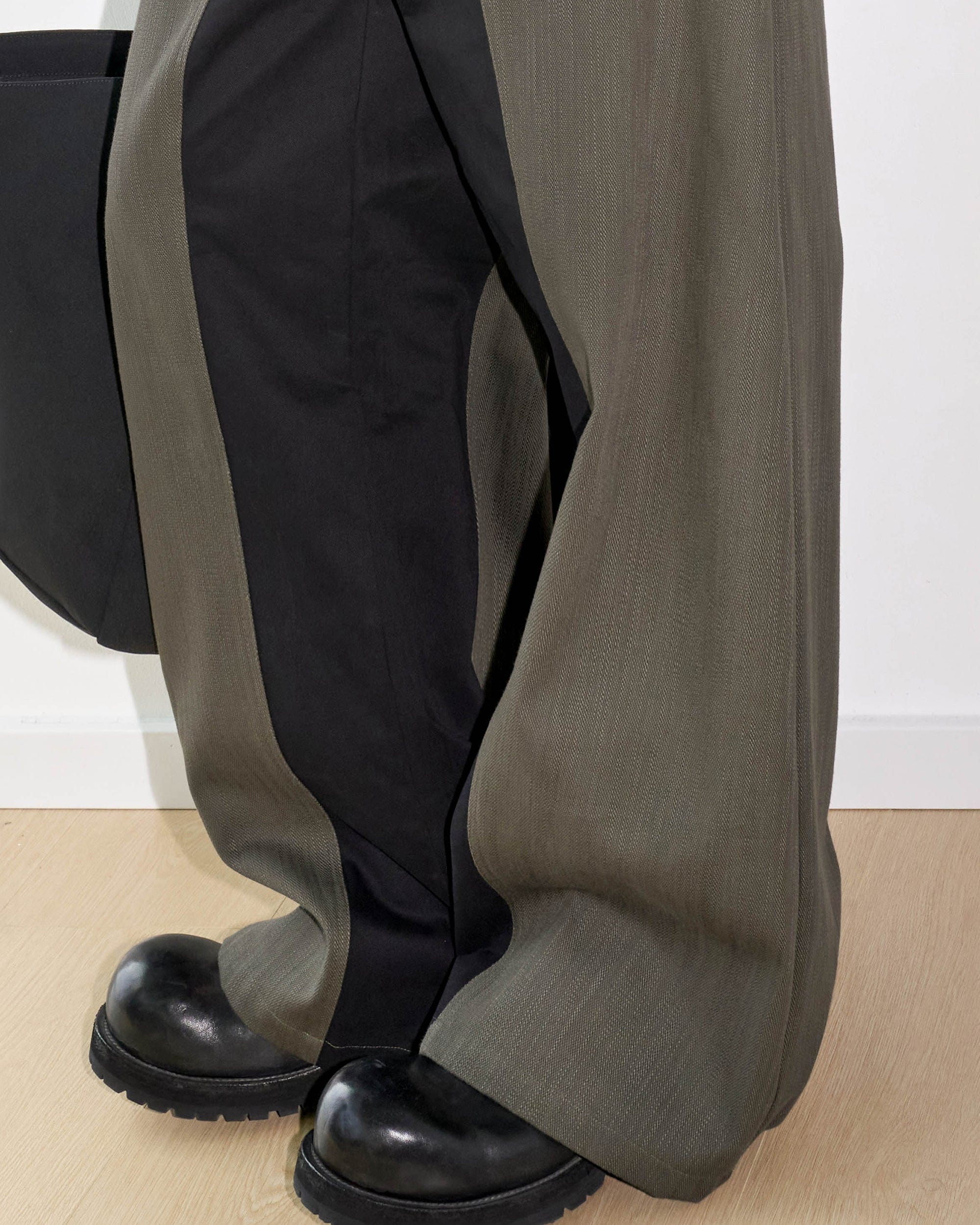 LABELROOM Paneled Color Blocked Zipper Pants
