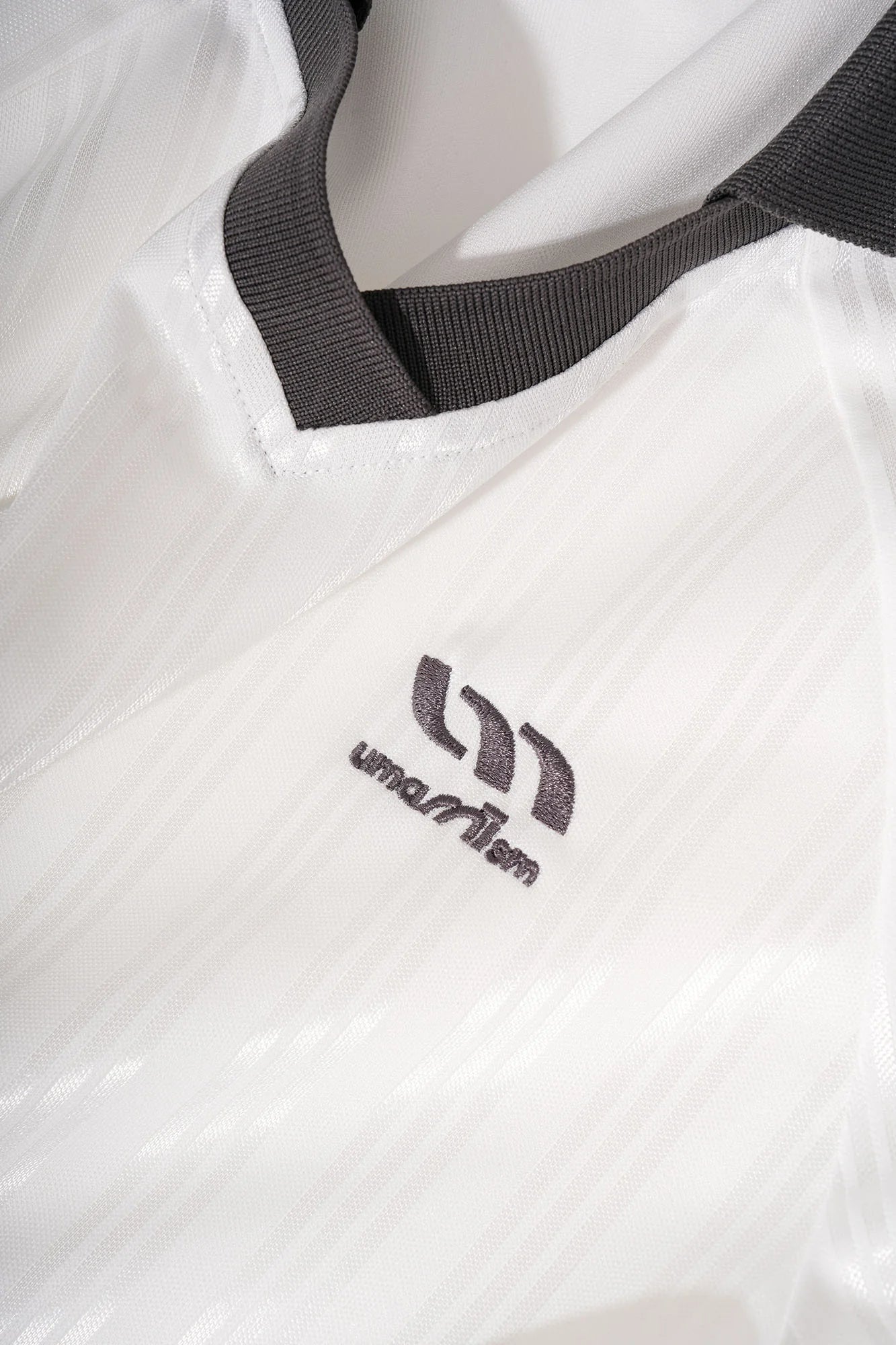 UMAMIISM Contrast V-Neck Stripe Long-Sleeve Tee