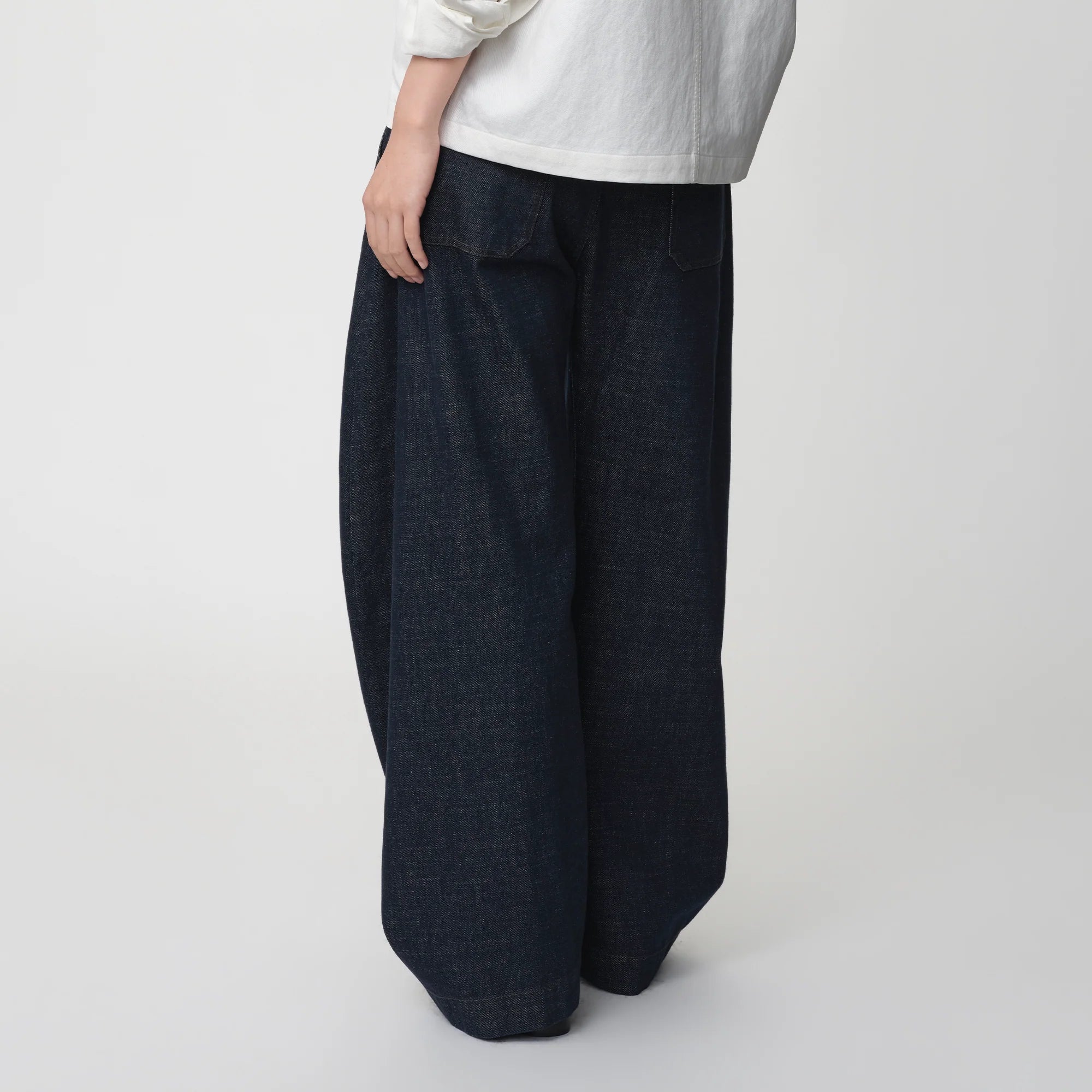 OPICLOTH Classic Indigo Curved-Leg Jeans