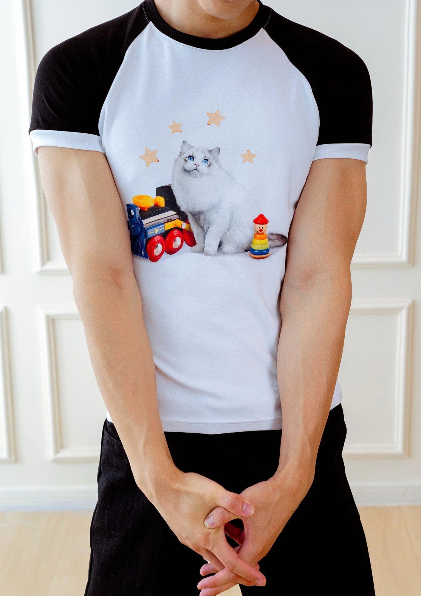 KADAKADA Essential Contrast Raglan Kitty Graphic T-Shirt