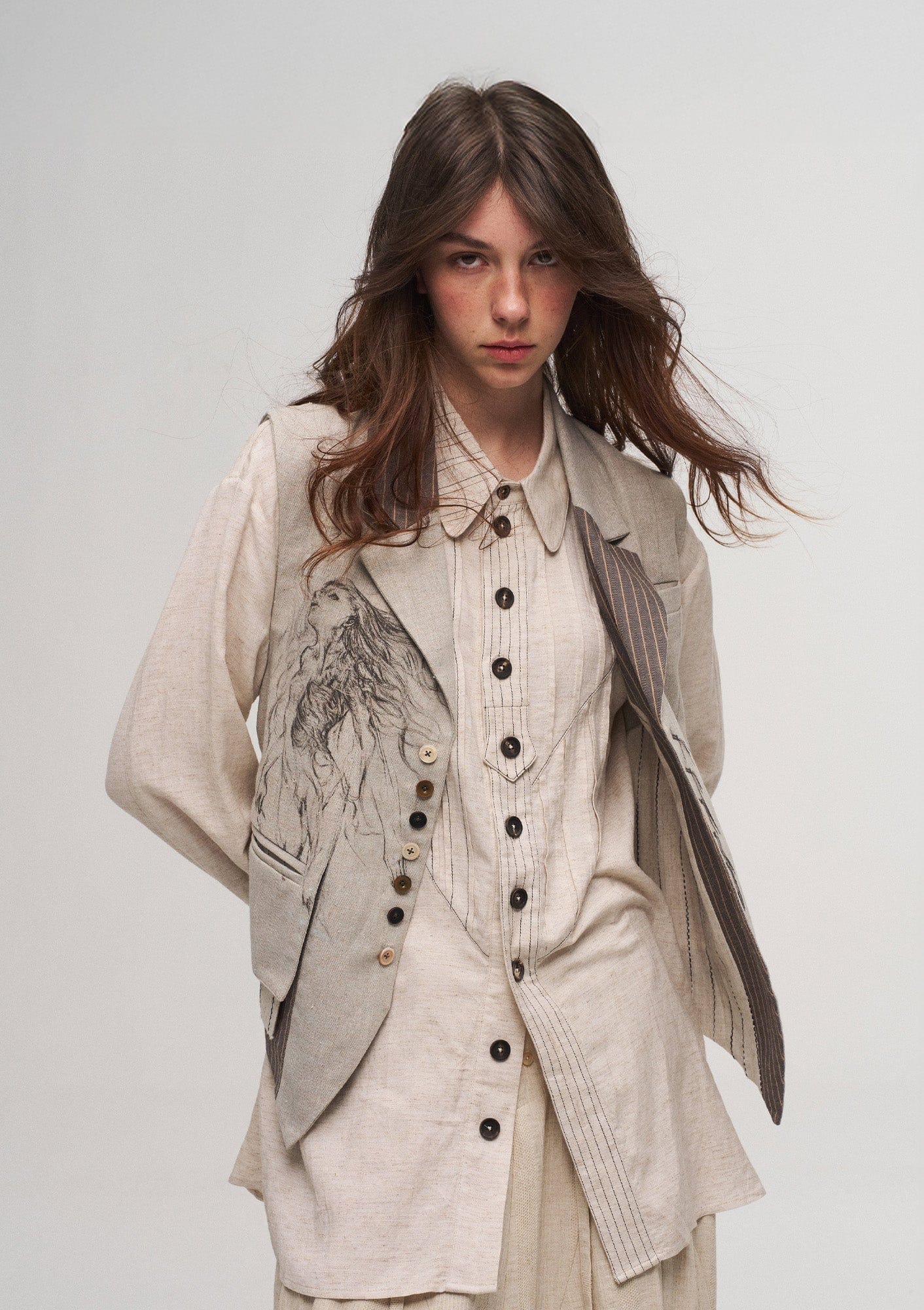 ILNya Nieternite Nifutur Shield Panel Pleated Cotton-Linen Shirt
