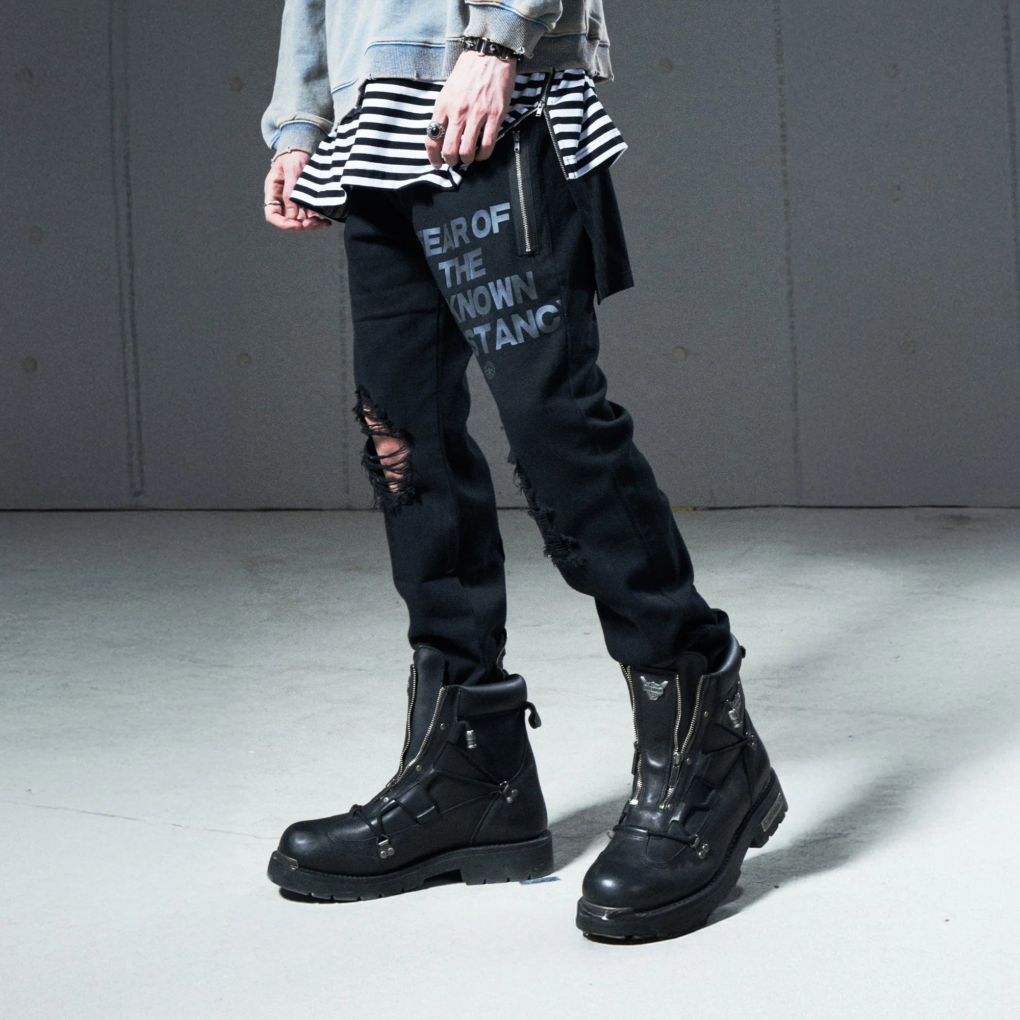 VENTUREK Distressed Zippered-Hem Slogan Slim Pants