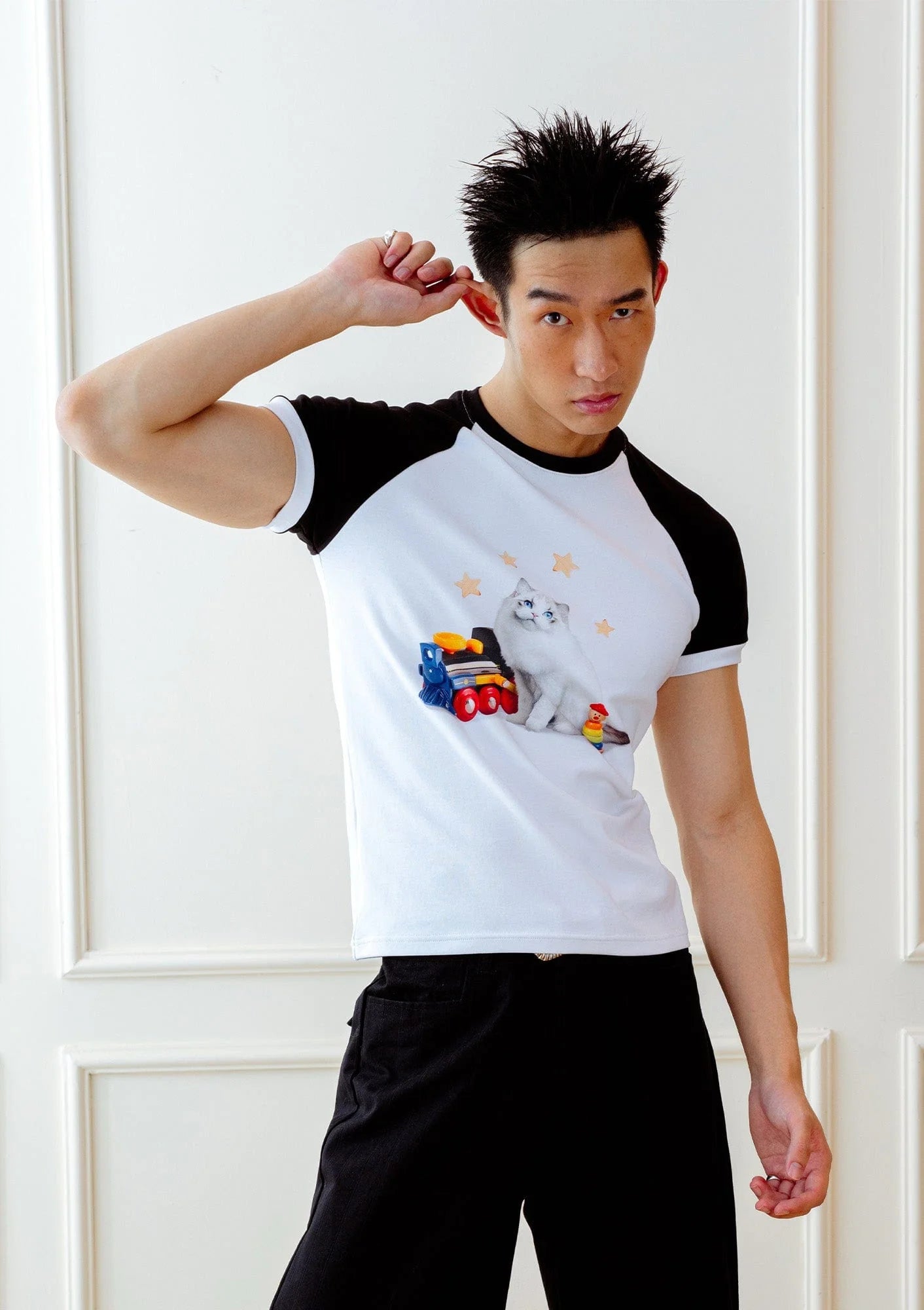 KADAKADA Essential Contrast Raglan Kitty Graphic T-Shirt