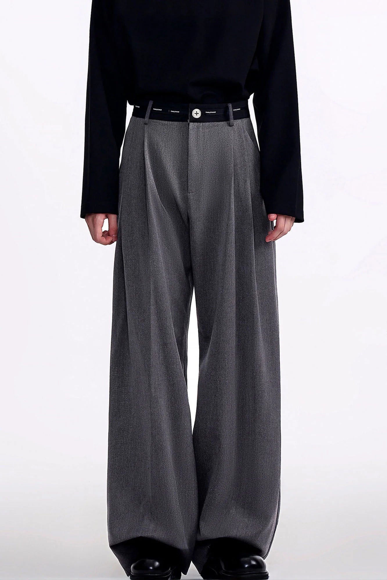 TIWILLTANG Contrast Panel Pleated Straight-Leg Pants
