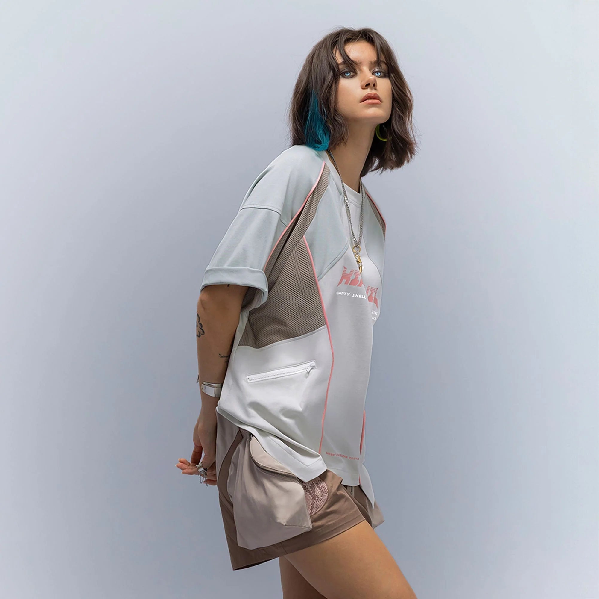 XIPHEVIL Contrast Paneled Mesh Zip-Pocket Raglan T-Shirt Ice