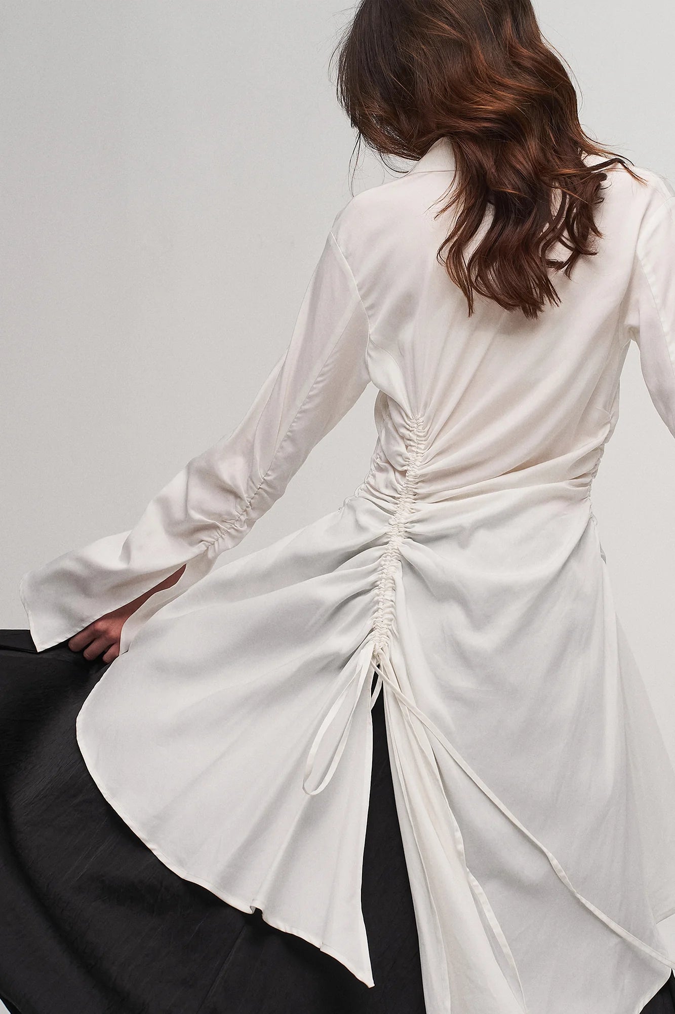 ILNya Nieternite Nifutur Ruched Waist Ruffle-Neck Long Shirt