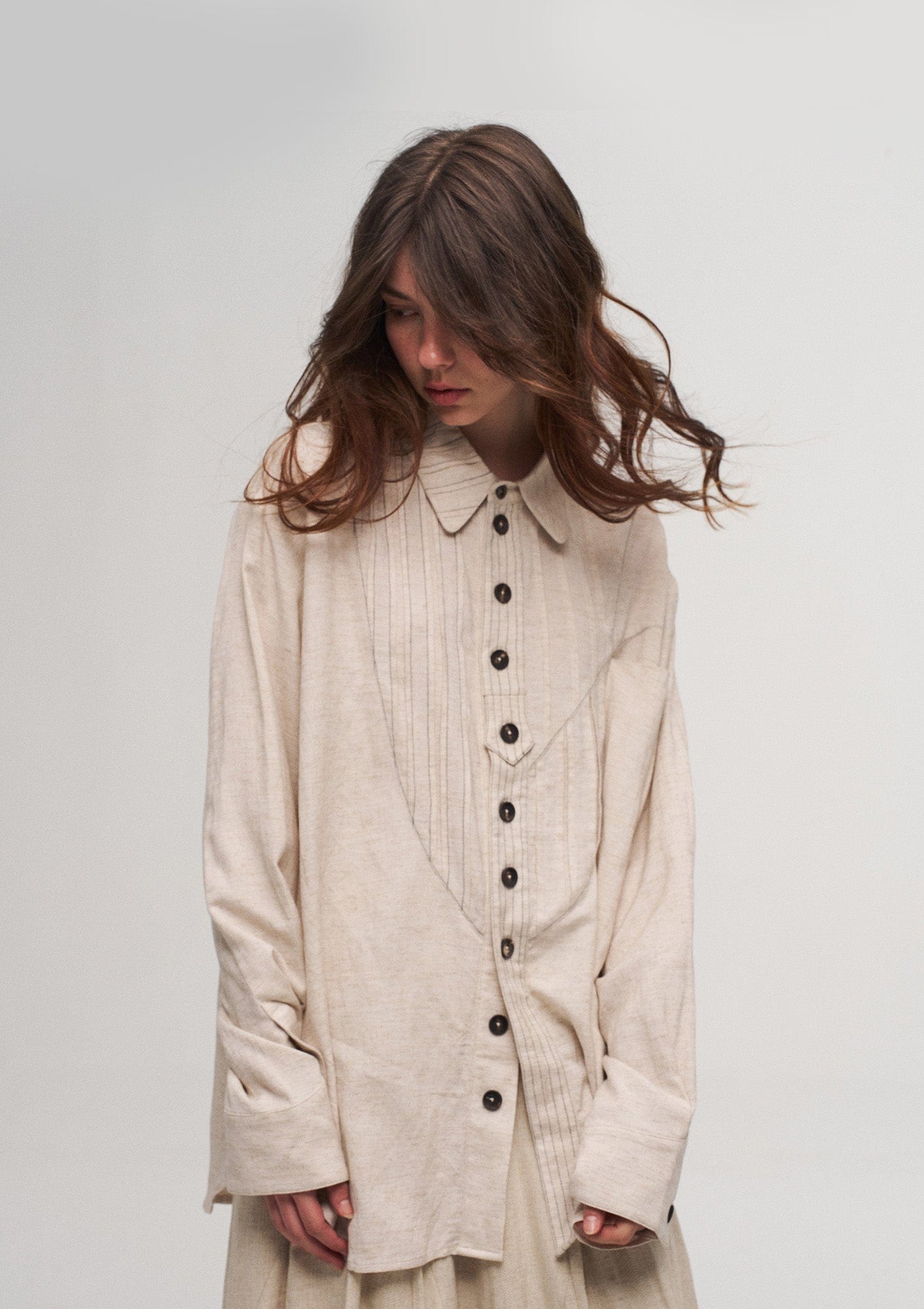 ILNya Nieternite Nifutur Shield Panel Pleated Cotton-Linen Shirt