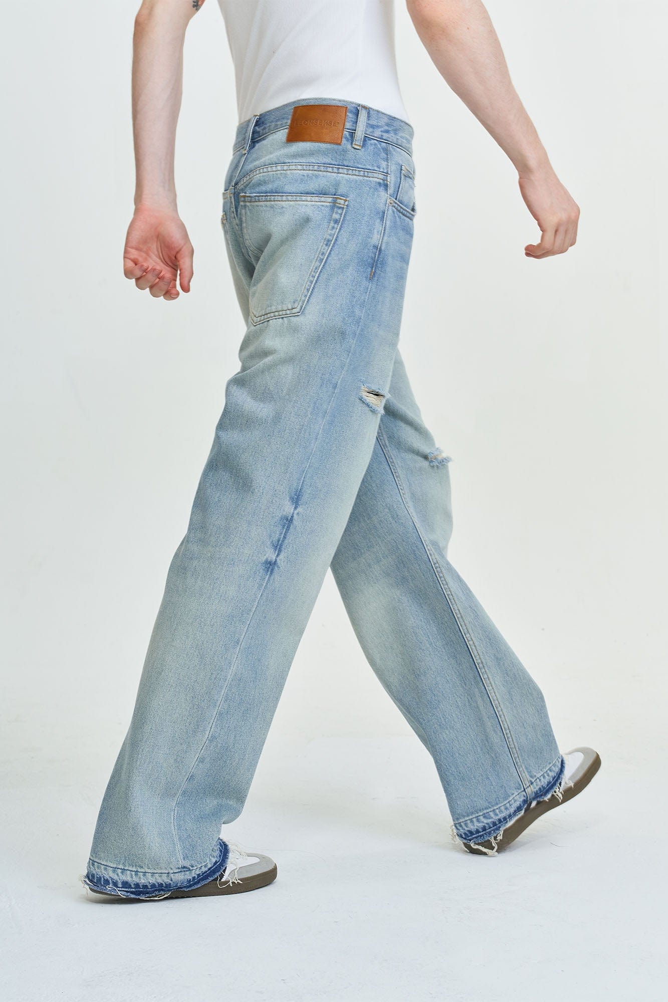 LEONSENSE Washed Ripped Frayed Straight-Leg Jeans