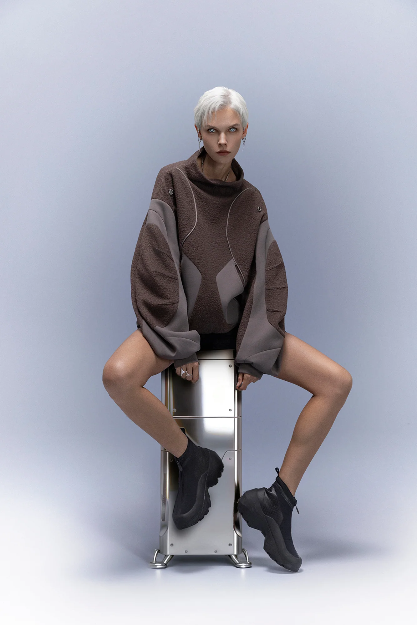 XIPHEVIL Fleece-Panel Saber-Sleeve Sweatshirt Coffee