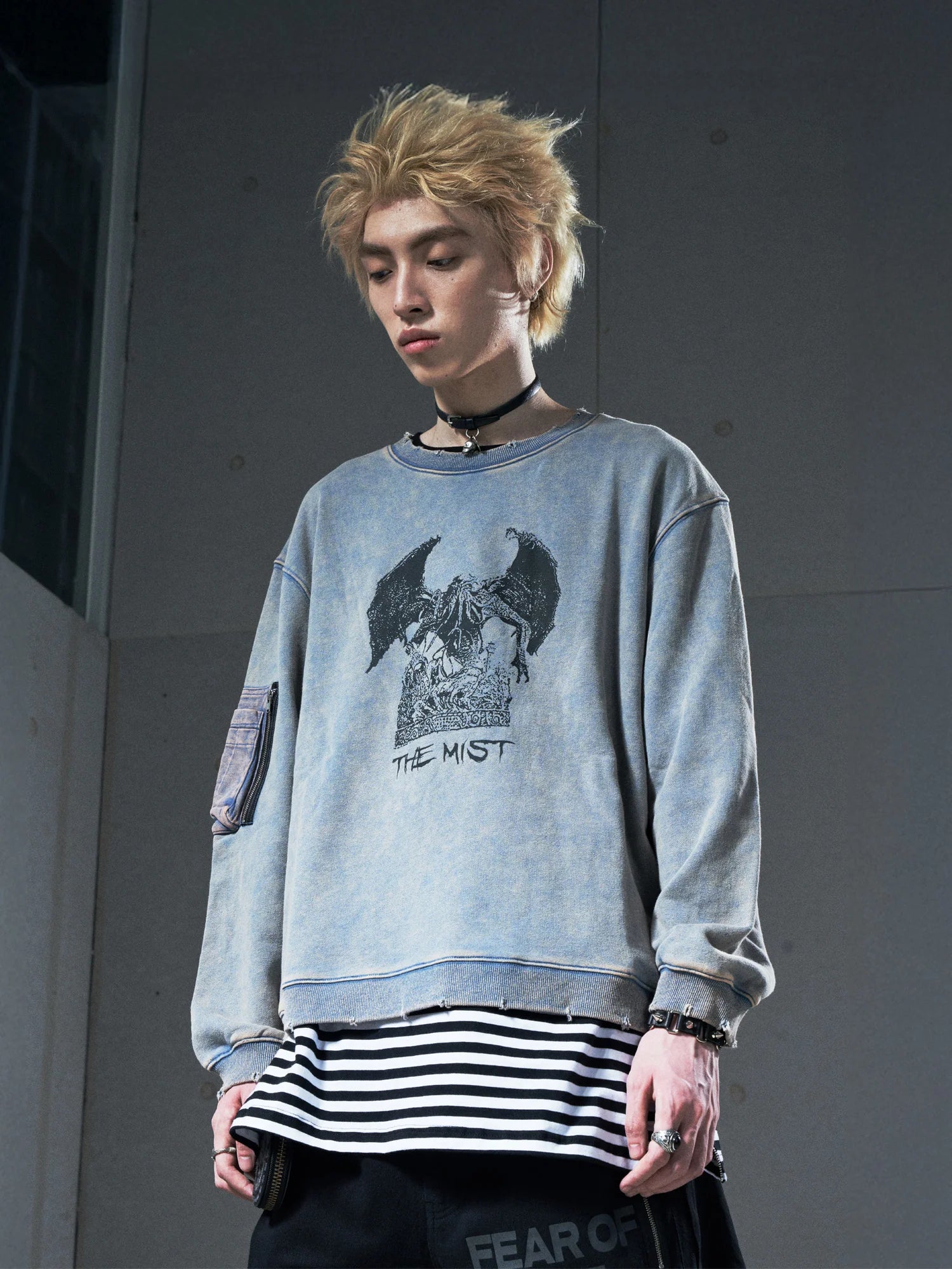 VENTUREK Washed Graphic Frayed Hem Sweatshirt