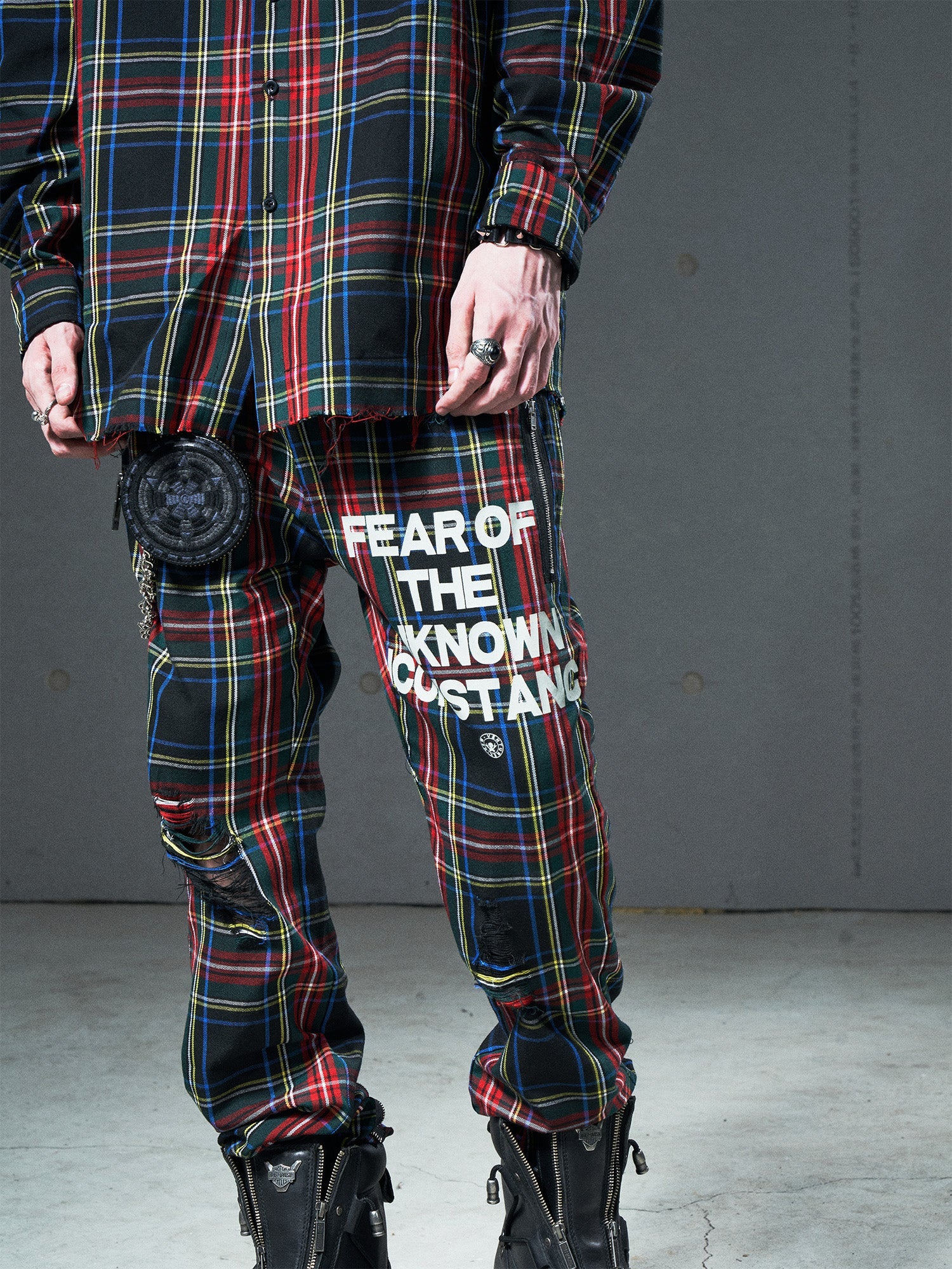 VENTUREK Distressed Zippered-Hem Slogan Slim Plaid Pants