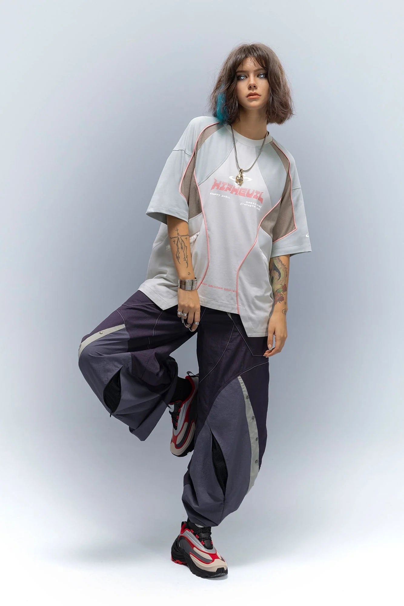 XIPHEVIL Contrast Paneled Mesh Zip-Pocket Raglan T-Shirt Ice