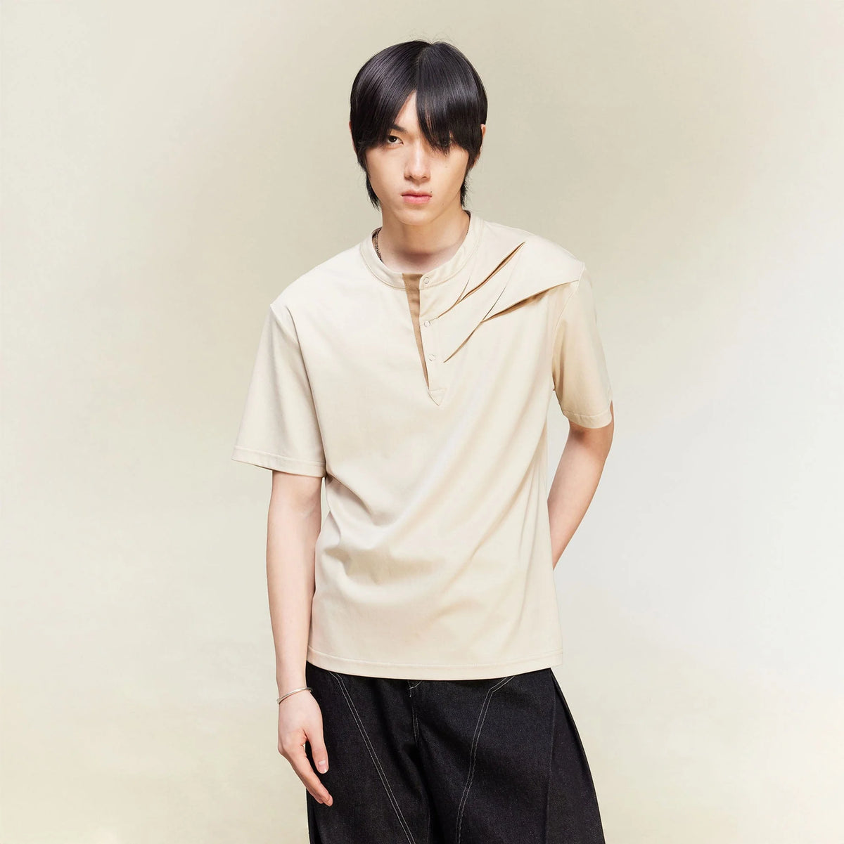 ALVNG AR ANTS Slash Pleated Shoulder Spliced Henley T-Shirt