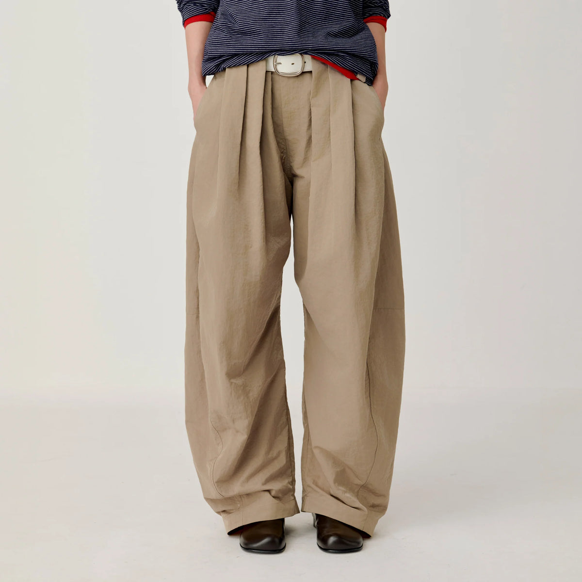 OPICLOTH Pleat Belted Curve Trousers