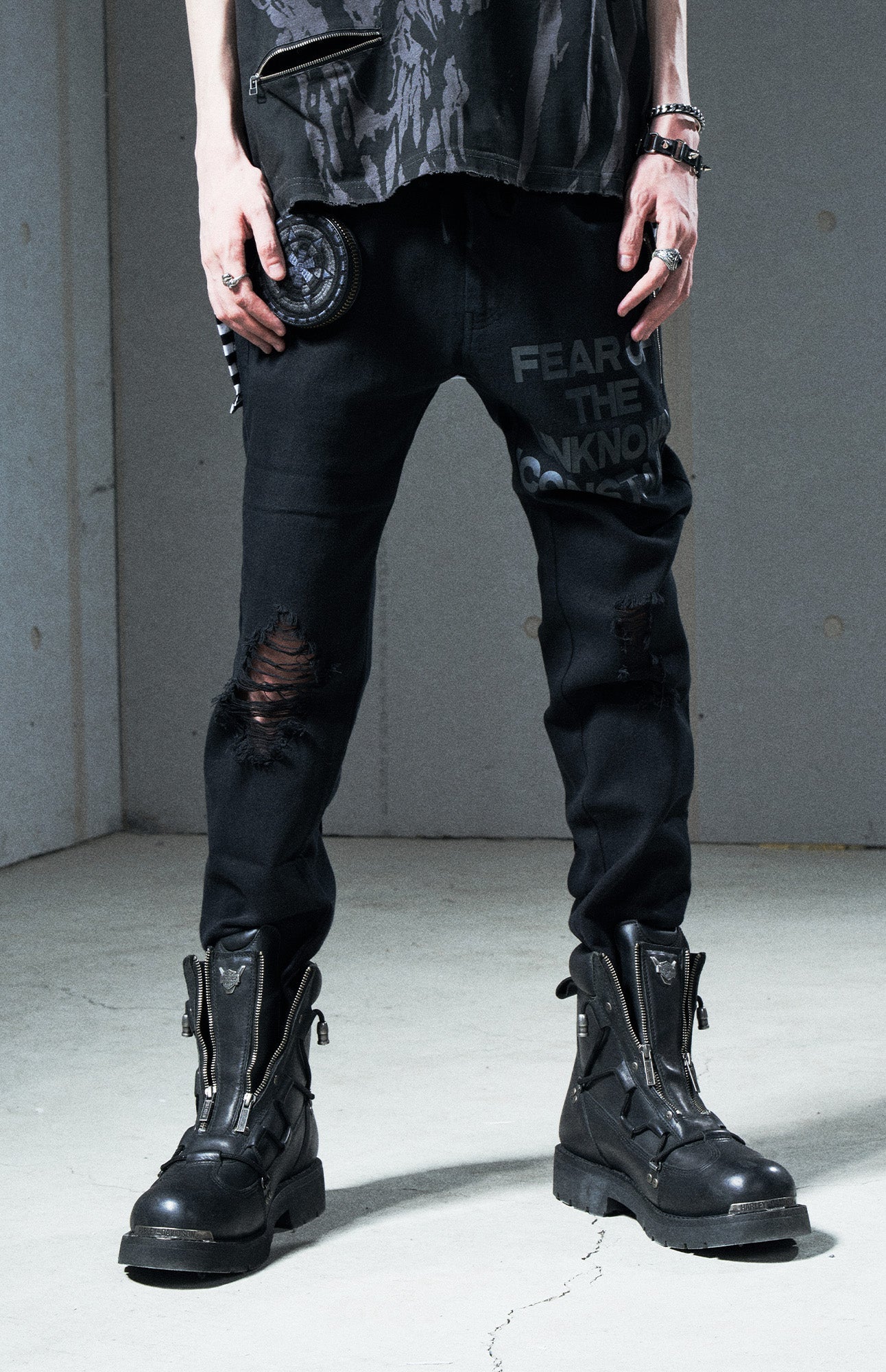VENTUREK Distressed Zippered-Hem Slogan Slim Pants
