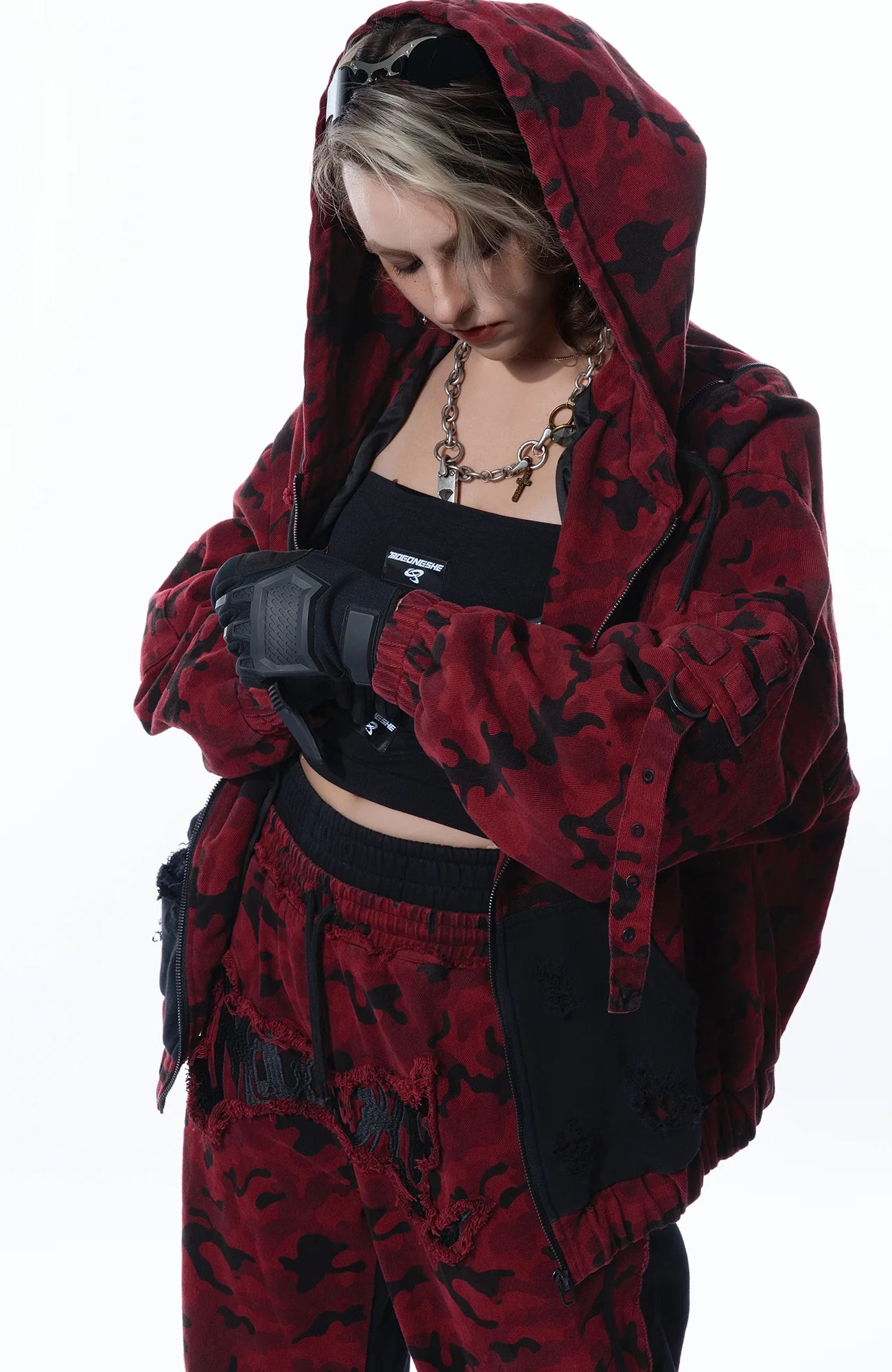MOGONGSHE Camo Frayed LOGO Patch Hooded Jacket