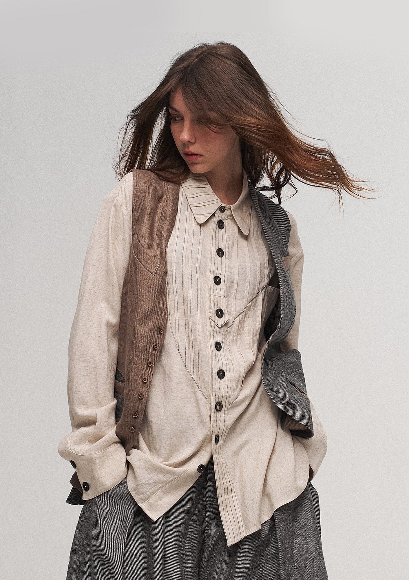 ILNya Nieternite Nifutur Shield Panel Pleated Cotton-Linen Shirt