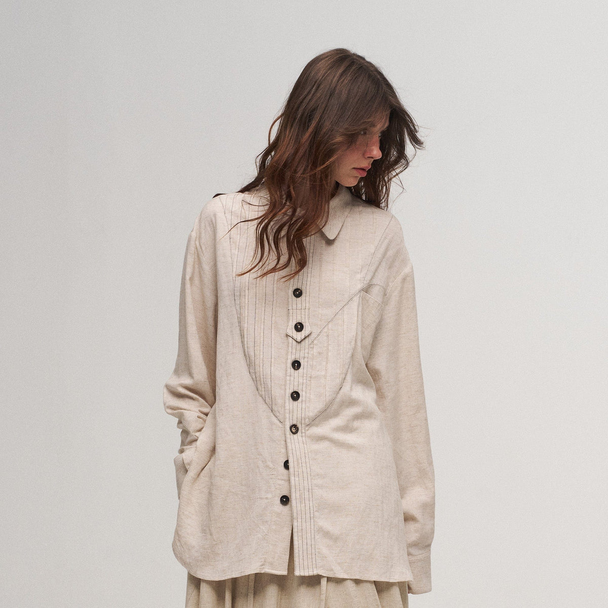 ILNya Nieternite Nifutur Shield Panel Pleated Cotton-Linen Shirt