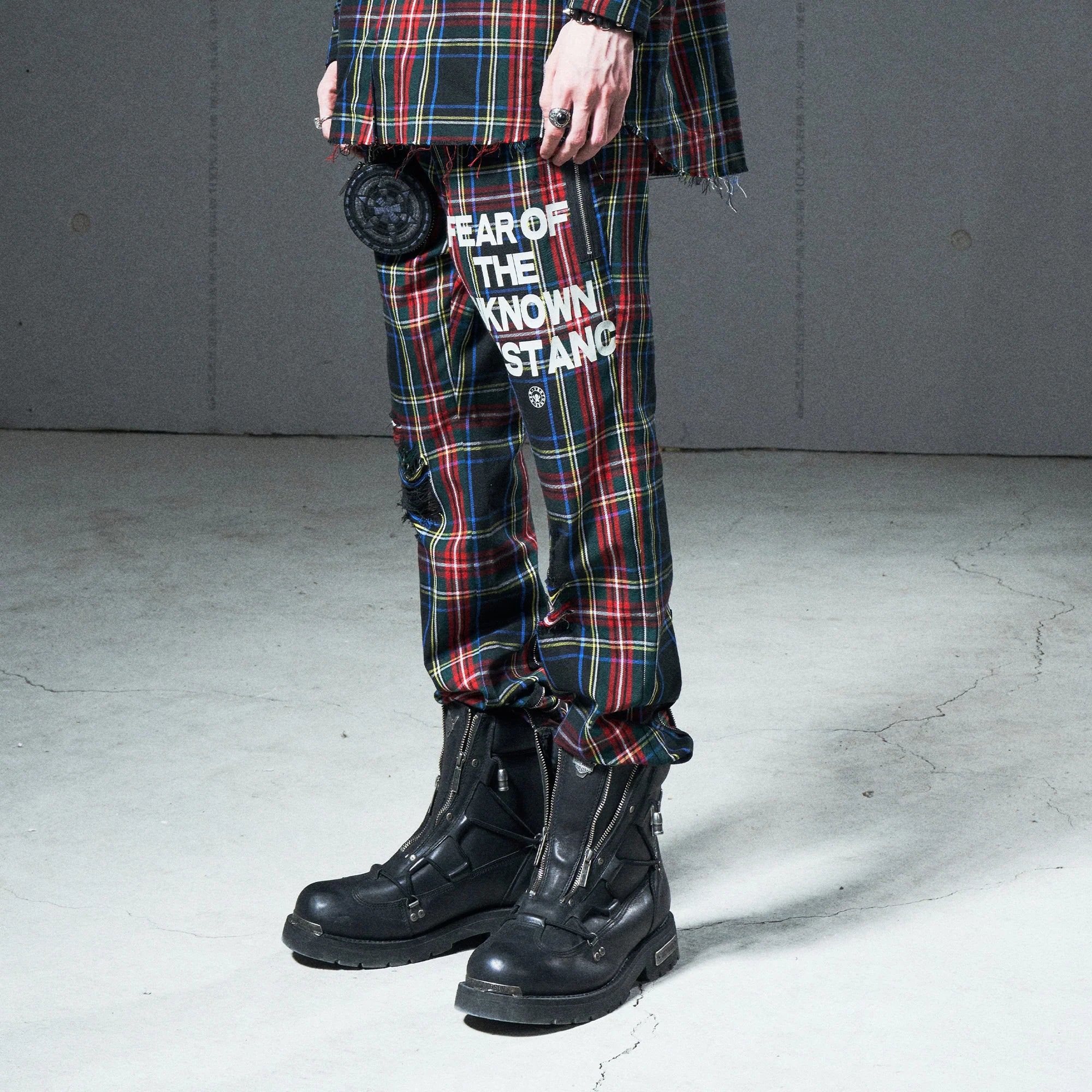 VENTUREK Distressed Zippered-Hem Slogan Slim Plaid Pants
