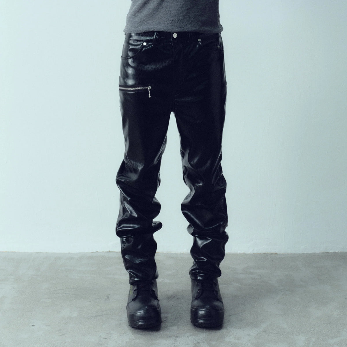 KADAKADA Glossy PU Straight-Leg Pants