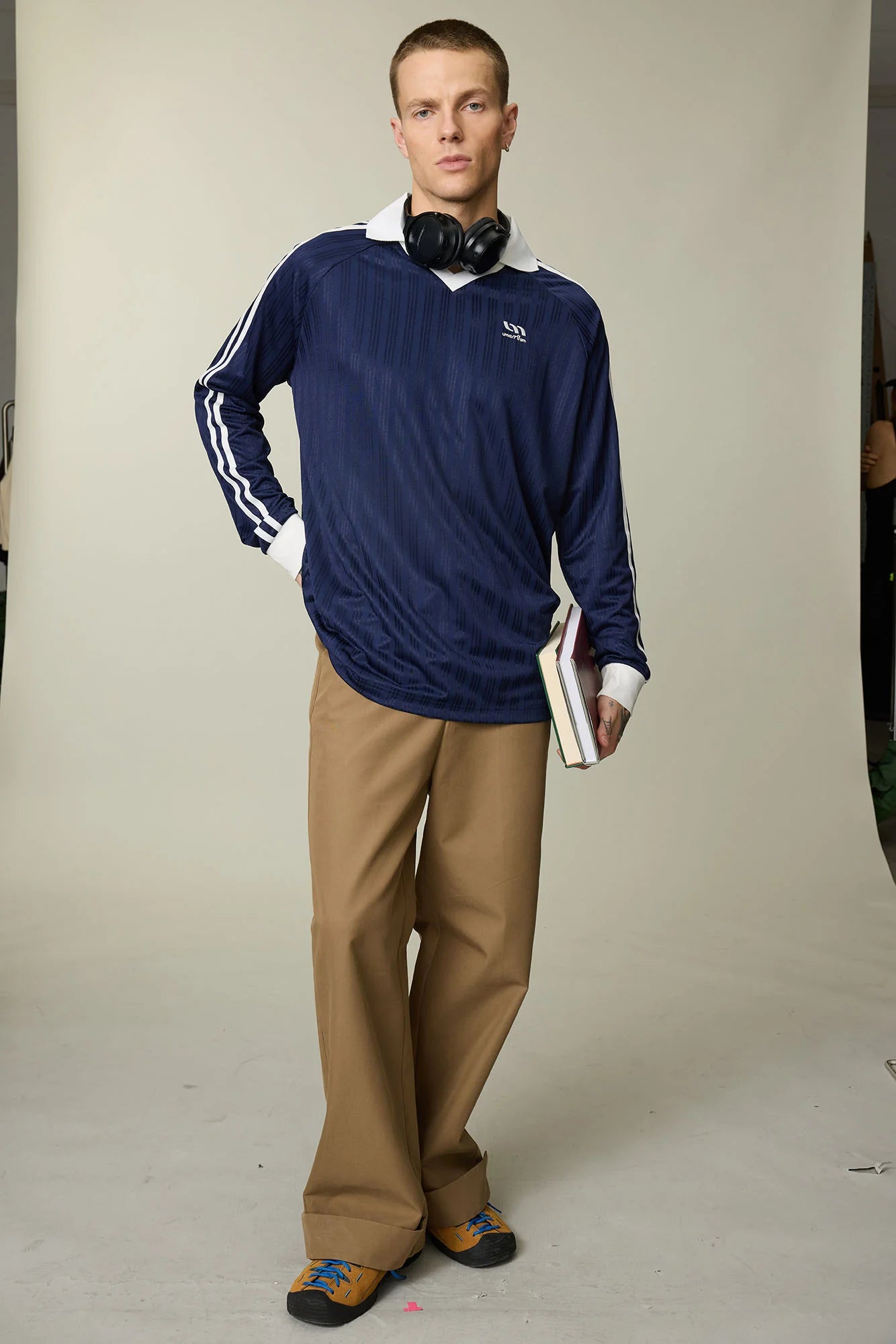 UMAMIISM Contrast V-Neck Stripe Long-Sleeve Tee