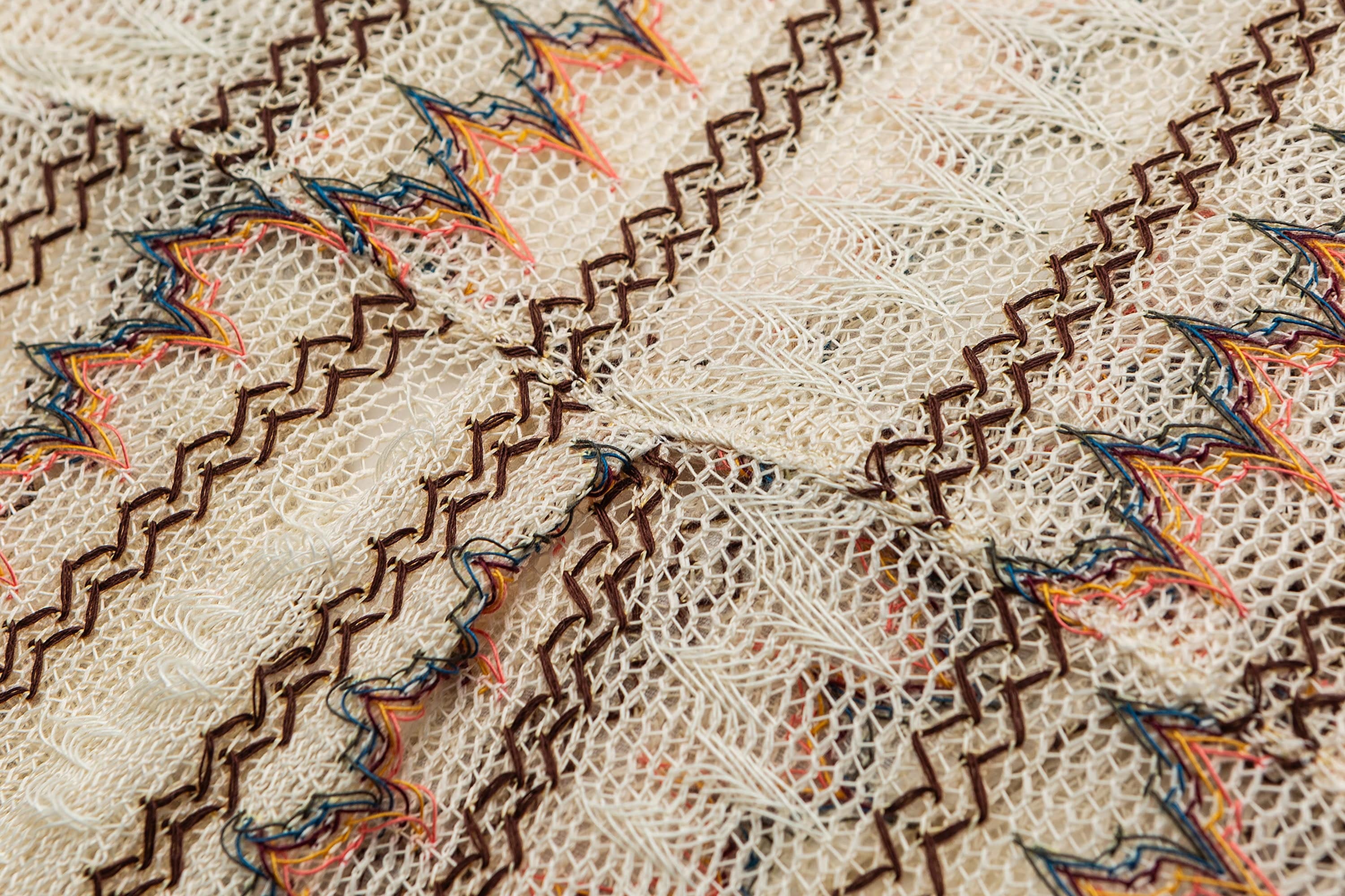 ME DA IGUAL Geometric Ripple Crochet Half Shirt