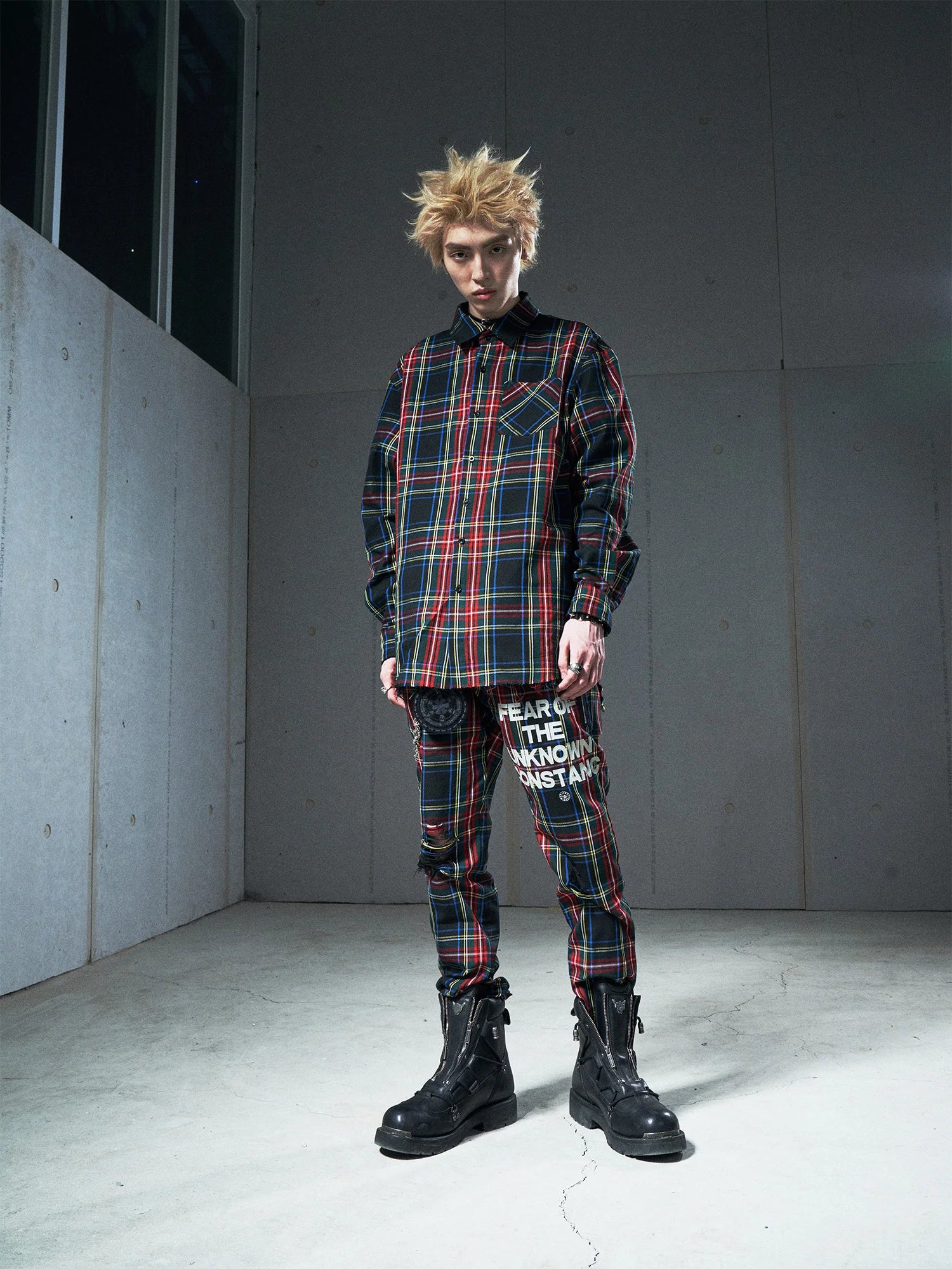 VENTUREK Distressed Zippered-Hem Slogan Slim Plaid Pants