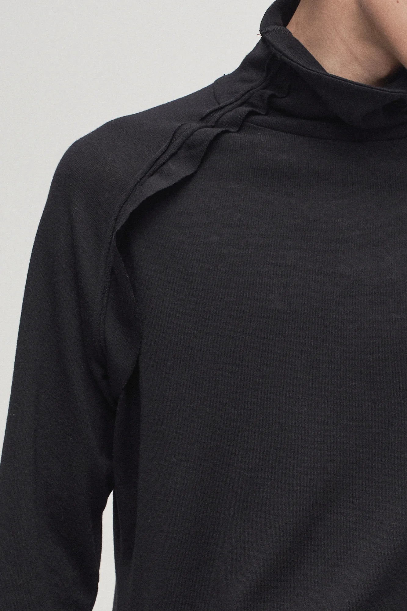 ILNya Nieternite Nifutur Ruffle Tape Shoulder Long Sleeve Tee