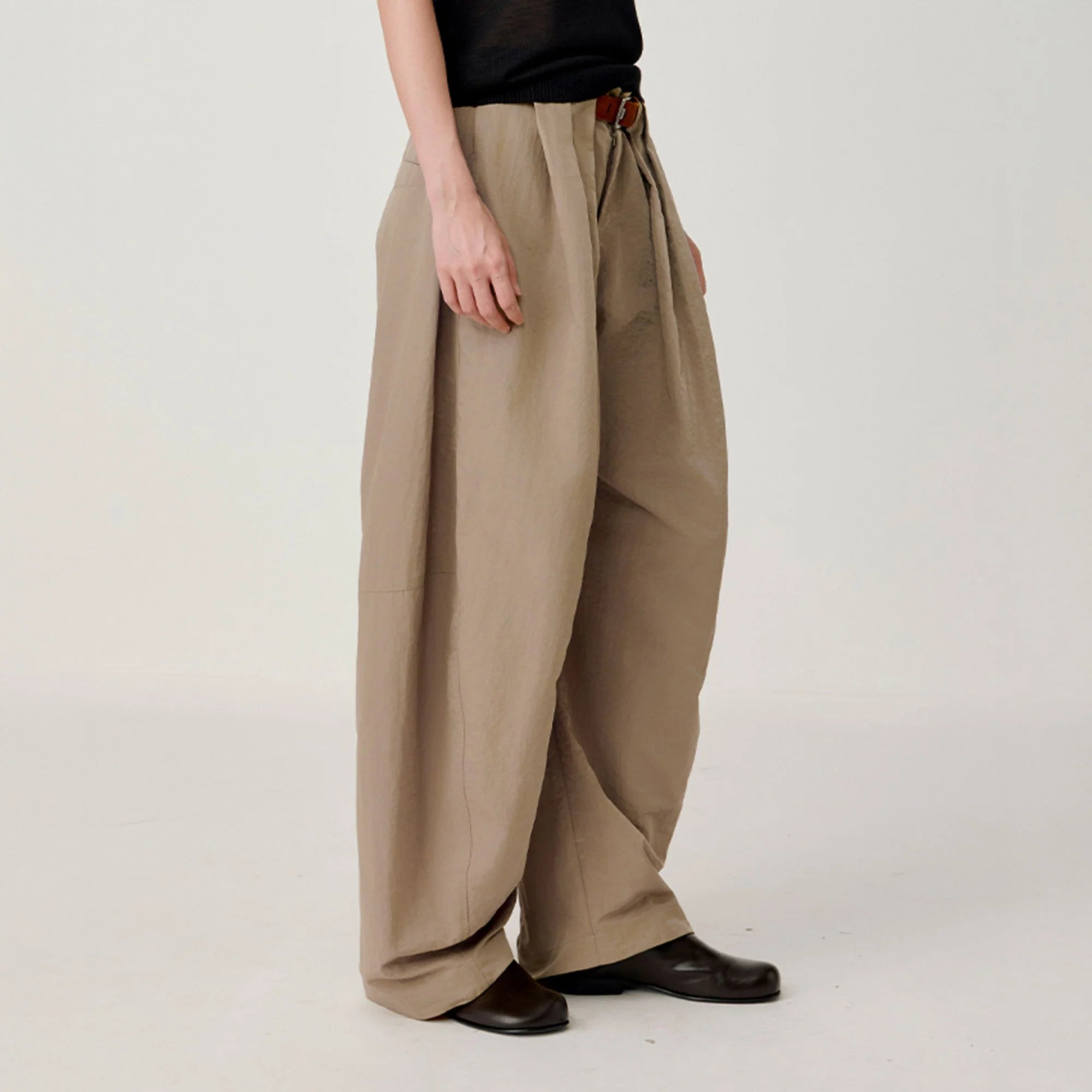 OPICLOTH Pleat Belted Curve Trousers