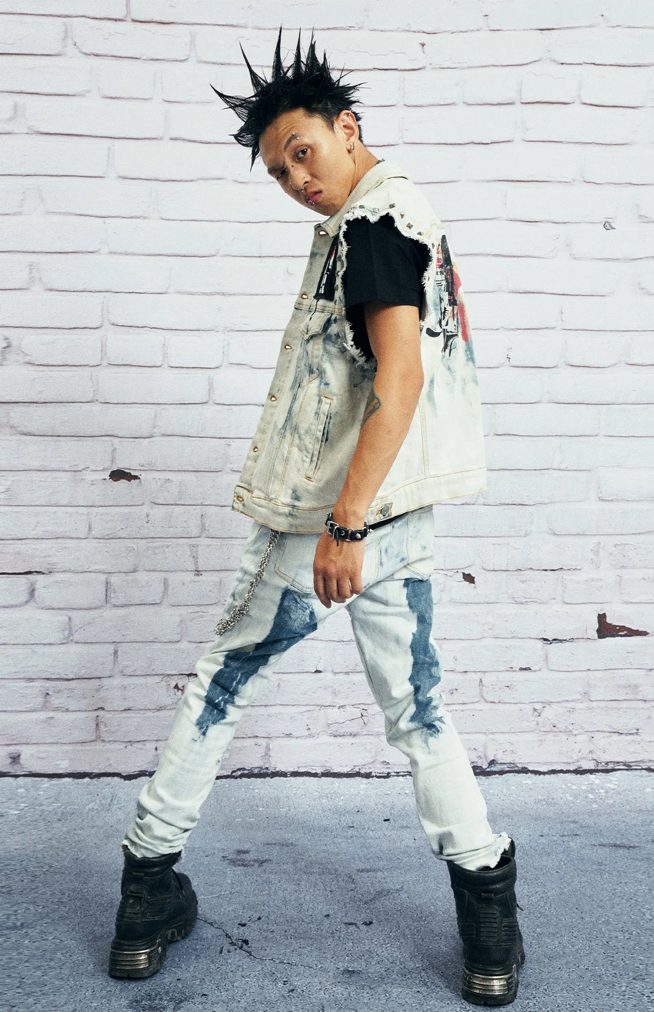 VENTUREK Distressed Washed Zippered Studded Slim Jeans