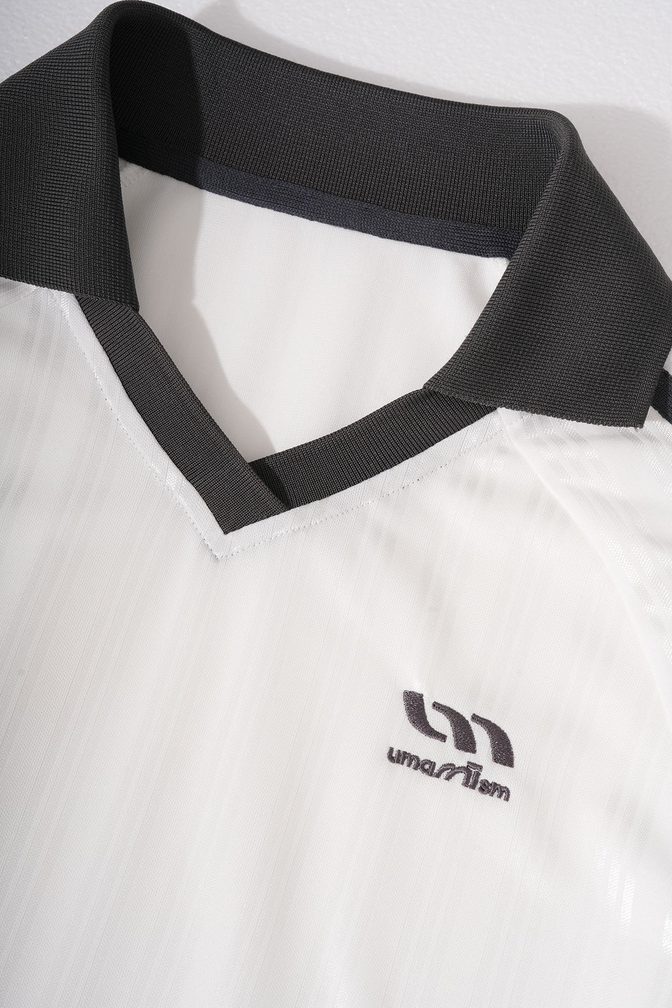 UMAMIISM Contrast V-Neck Stripe Long-Sleeve Tee