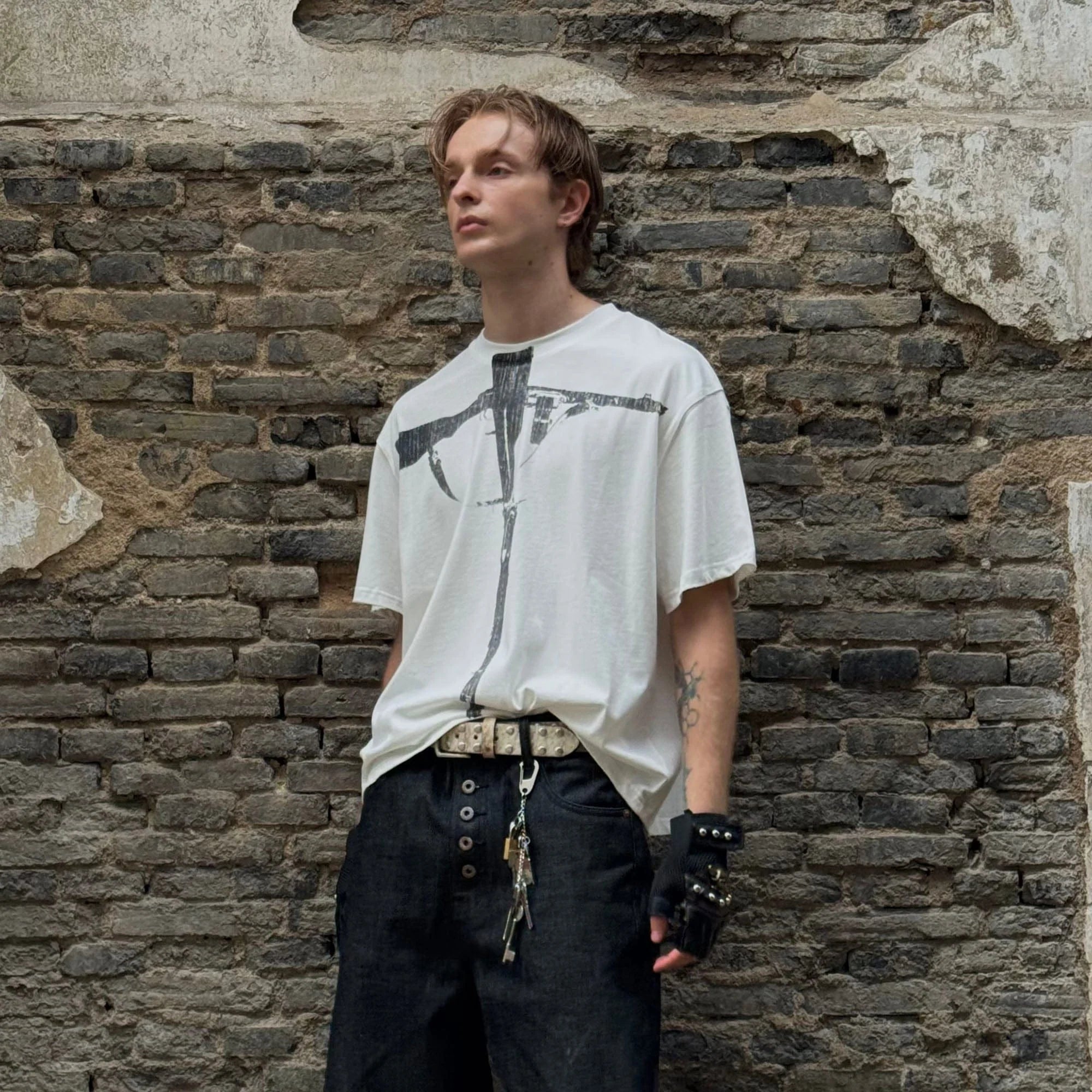 LUUUCAM Cruciform Rifle Graphic Washed T-Shirt