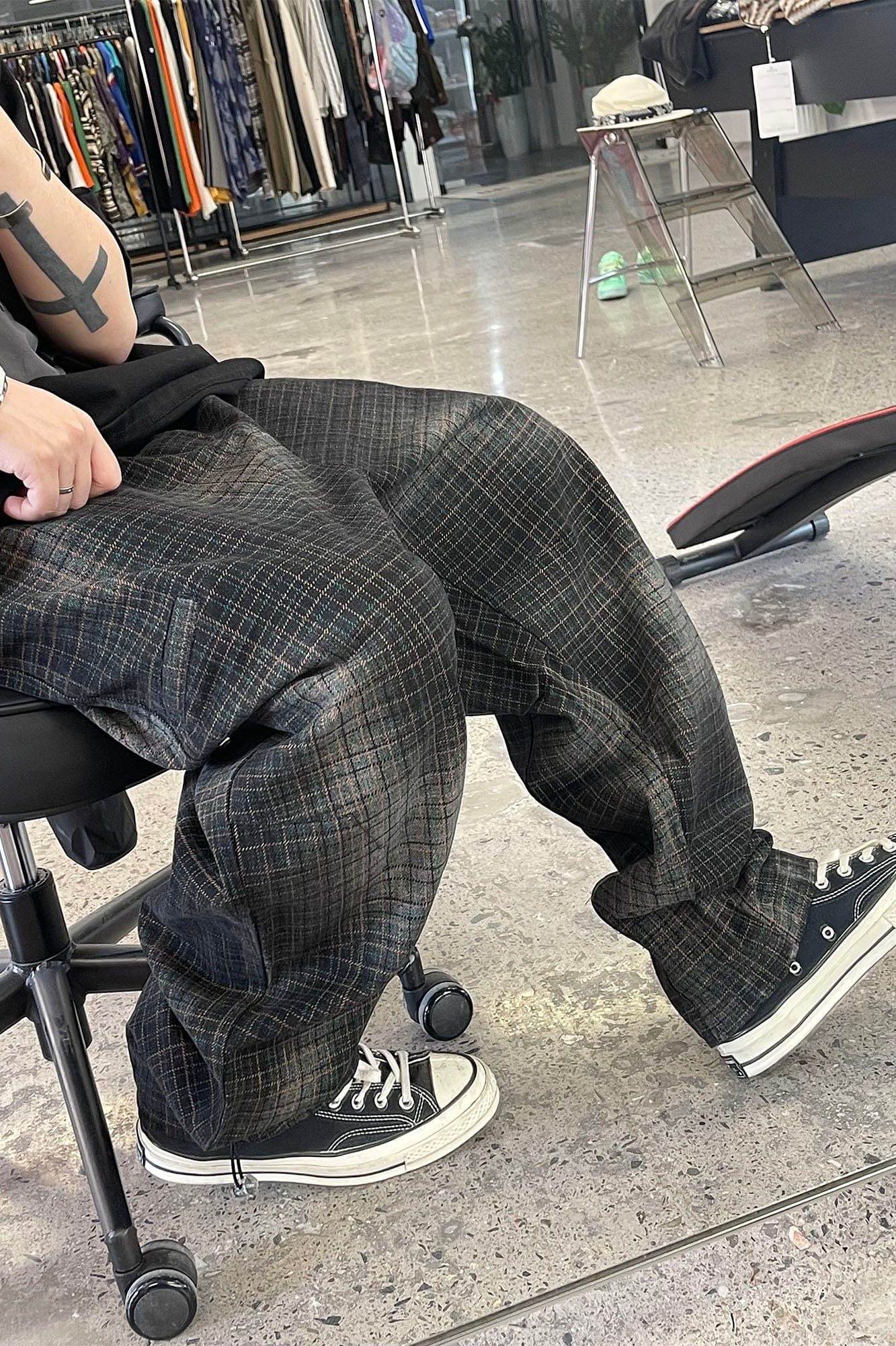 ME DA IGUAL Washed Plaid Tapered Drawstring-Hem Pants