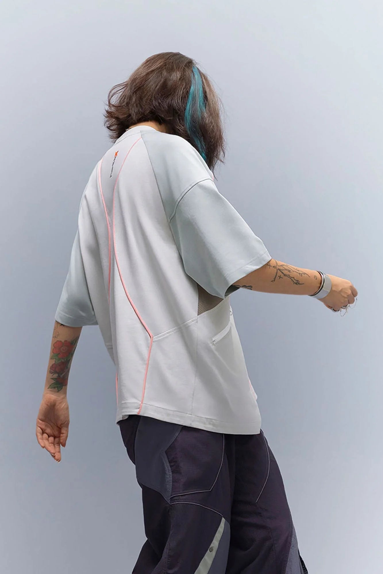XIPHEVIL Contrast Paneled Mesh Zip-Pocket Raglan T-Shirt Ice