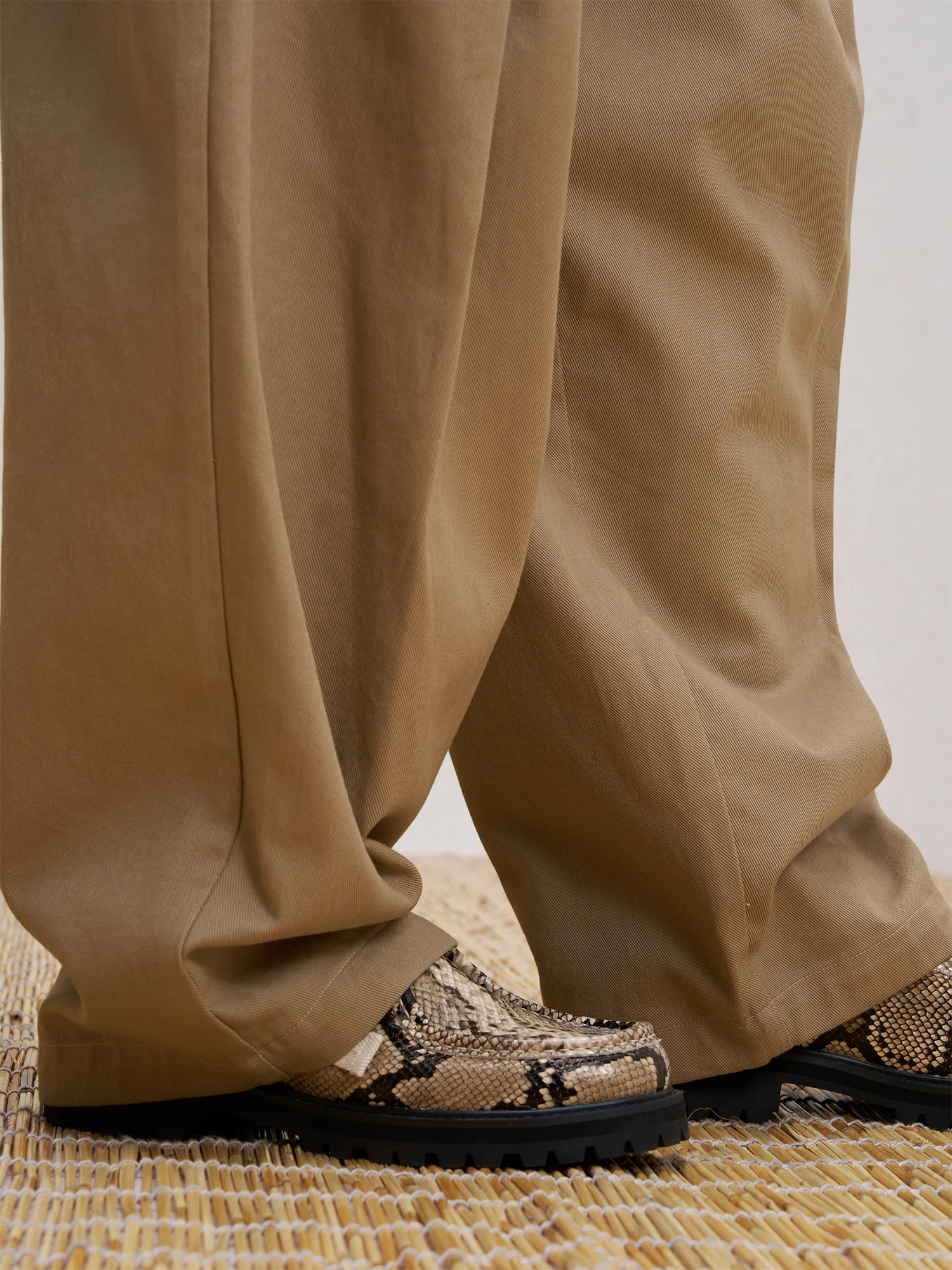UNLIMITED MOTE Pleated Herringbone Wide-Leg Trousers